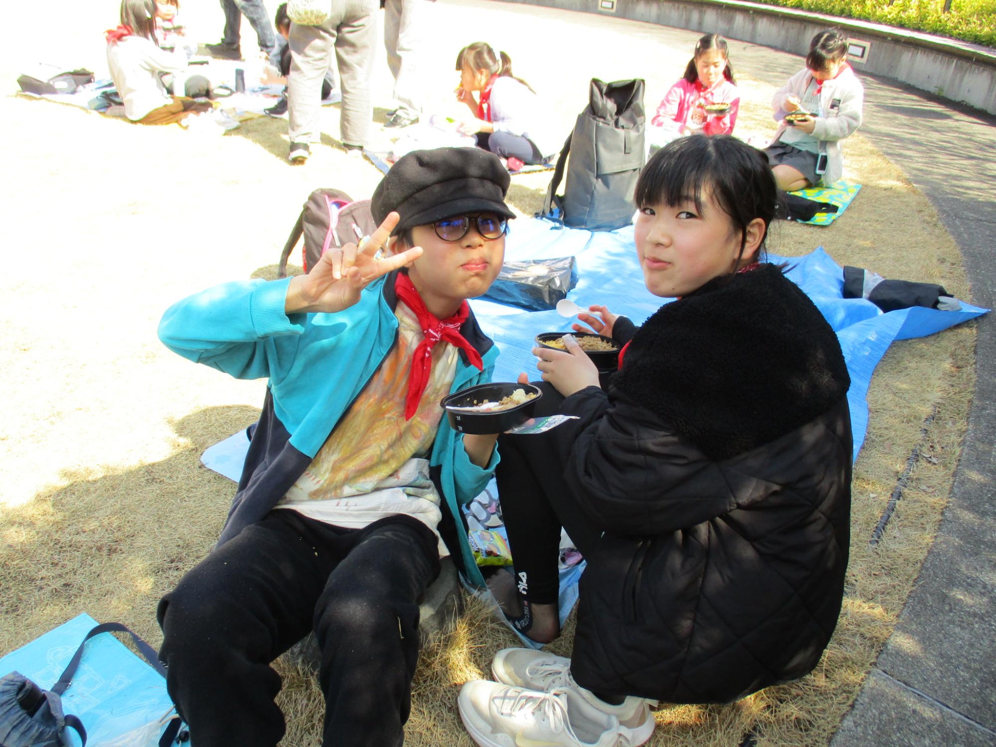 屋上の芝生でお弁当を食べている写真2