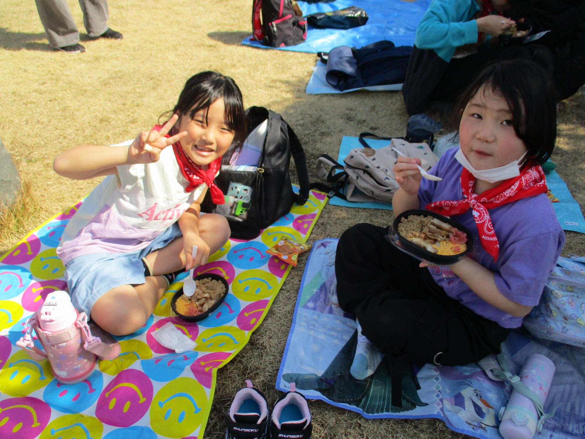 お昼ご飯を食べている様子