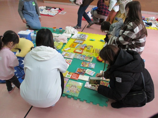 子どもとおもちゃを選んでいる写真