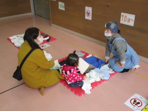 運営協議会方と交流している写真