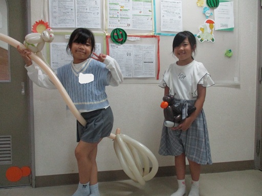 バルーンで作ったほうきにまたがっている写真2