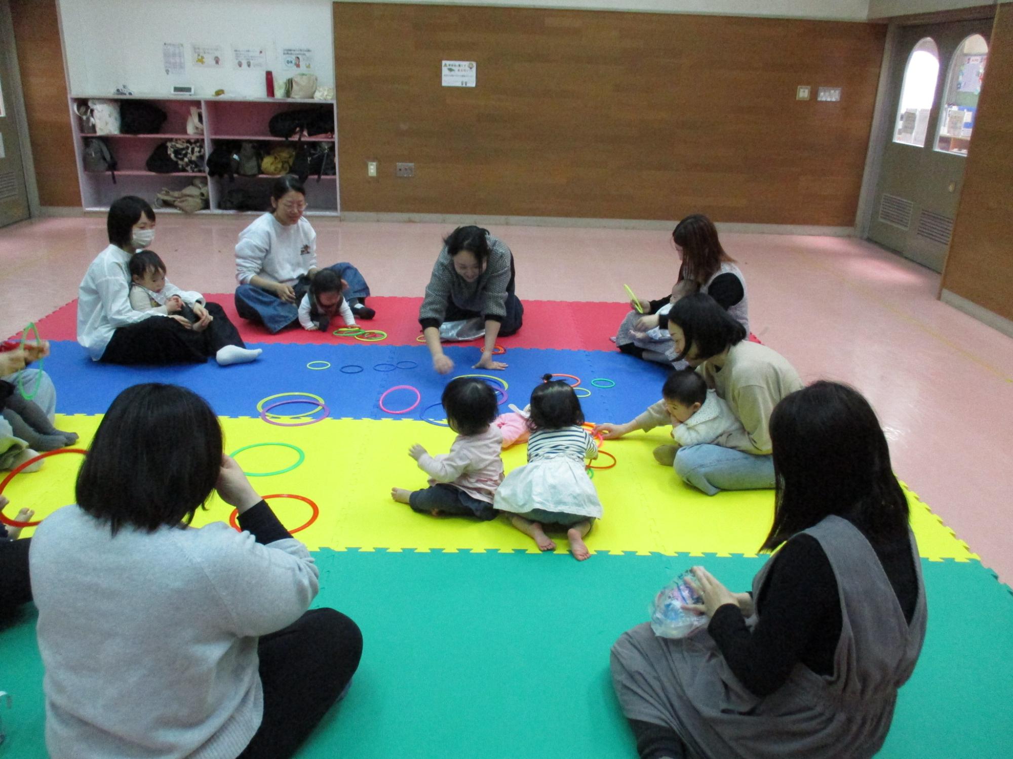 小さいフラフープを使って遊んでいるところ