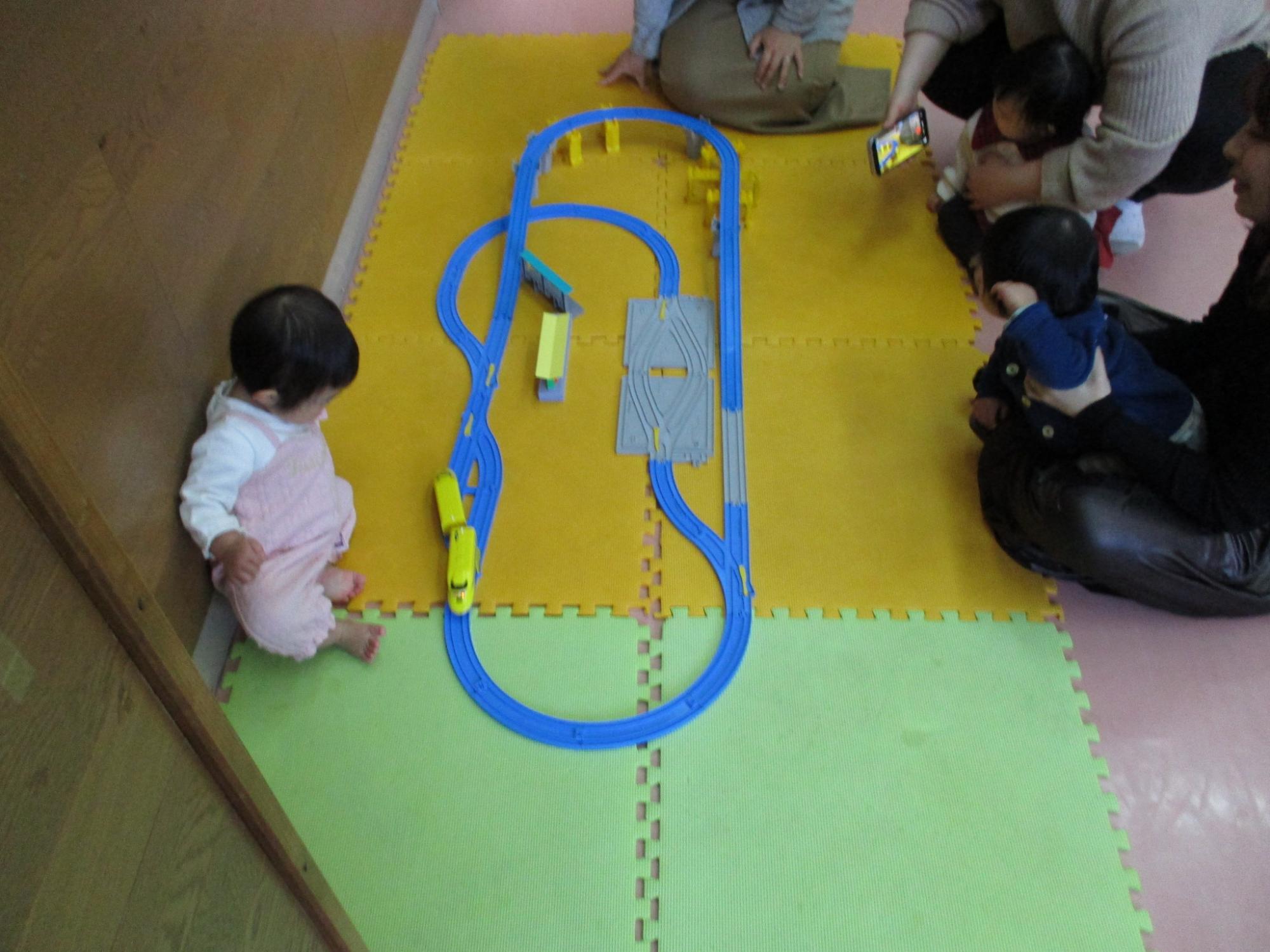 プラレールで遊んでいる様子