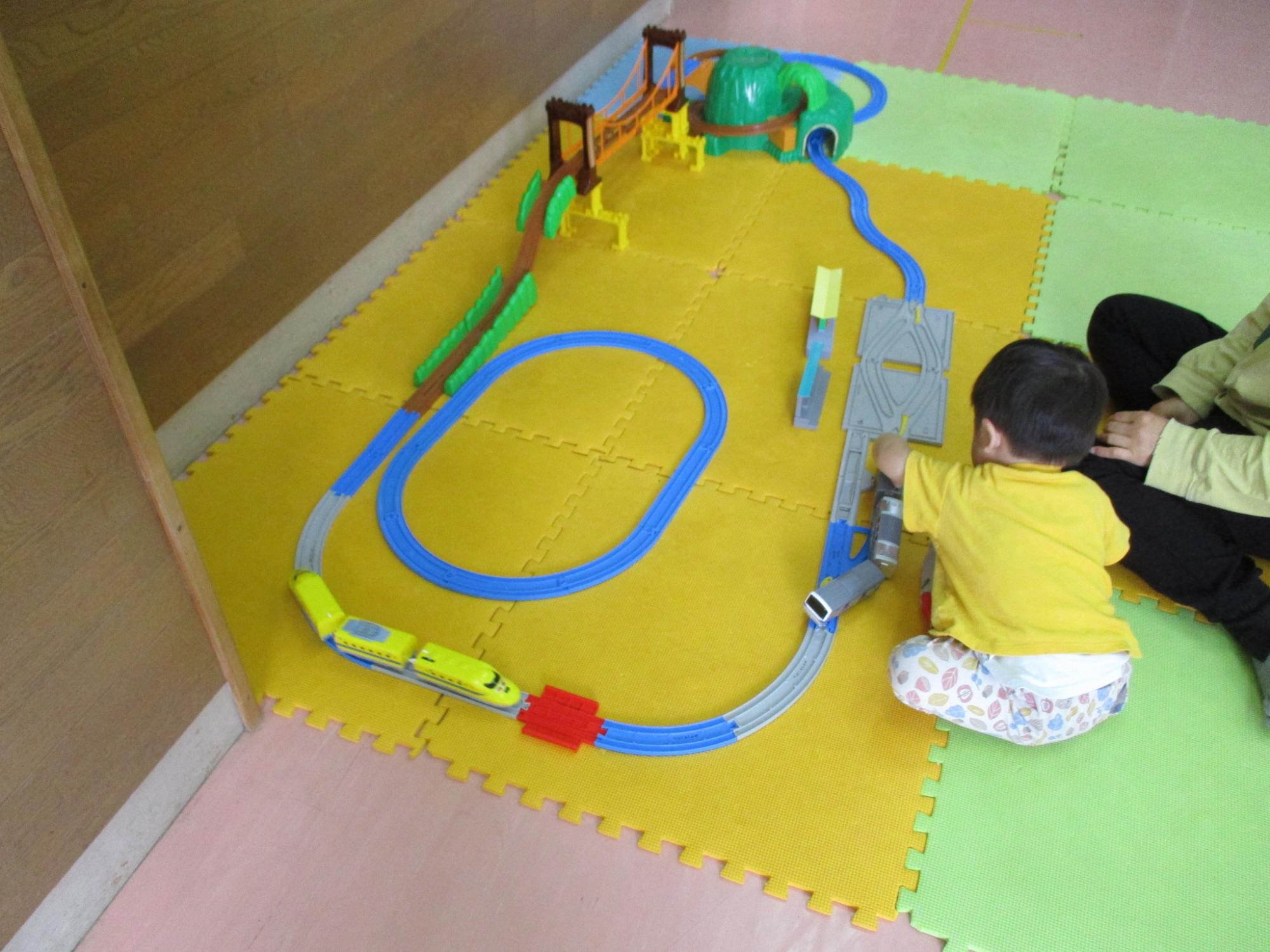 プラレールで遊んでいる様子