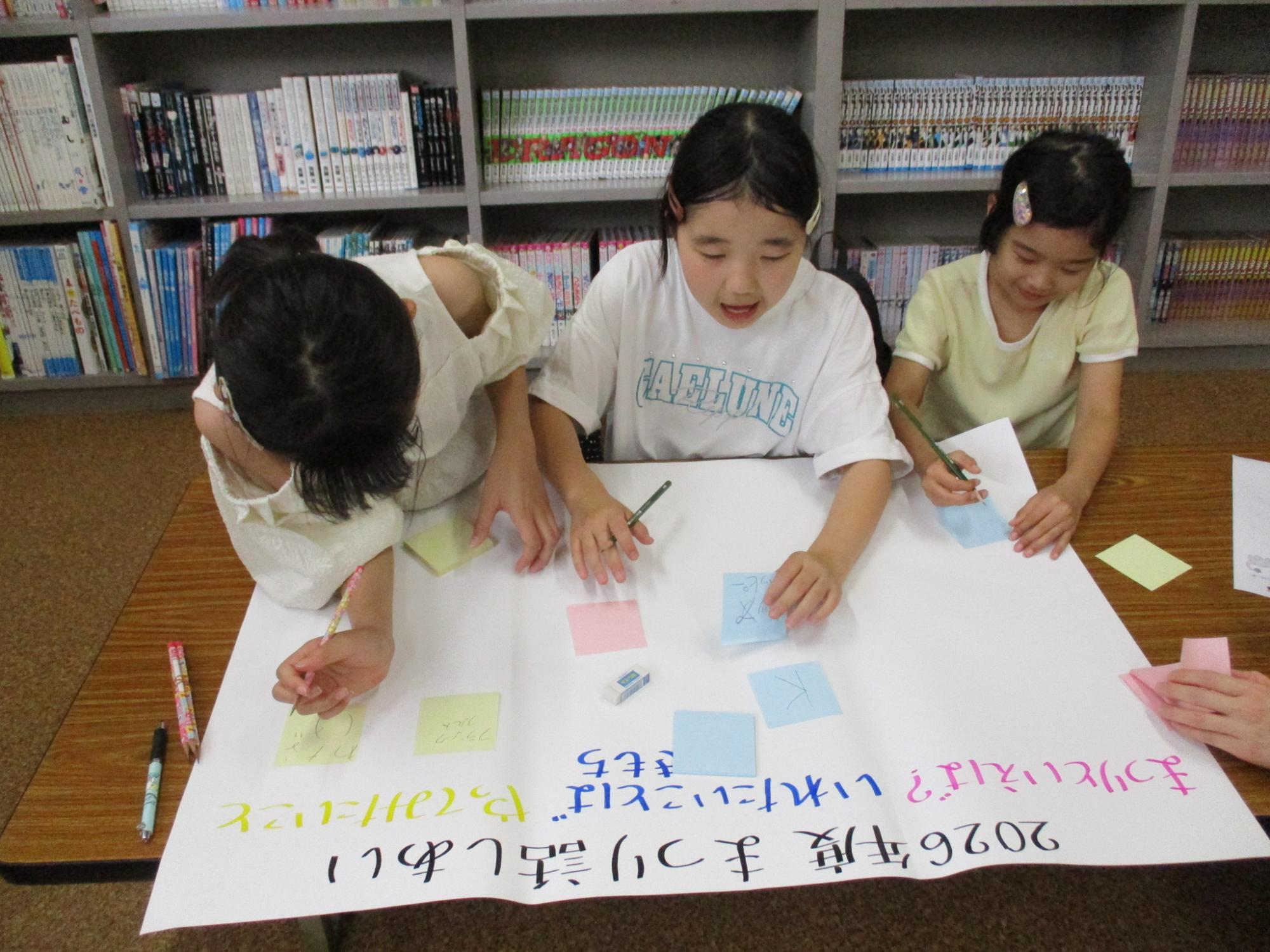 お祭りの題名を考えている様子
