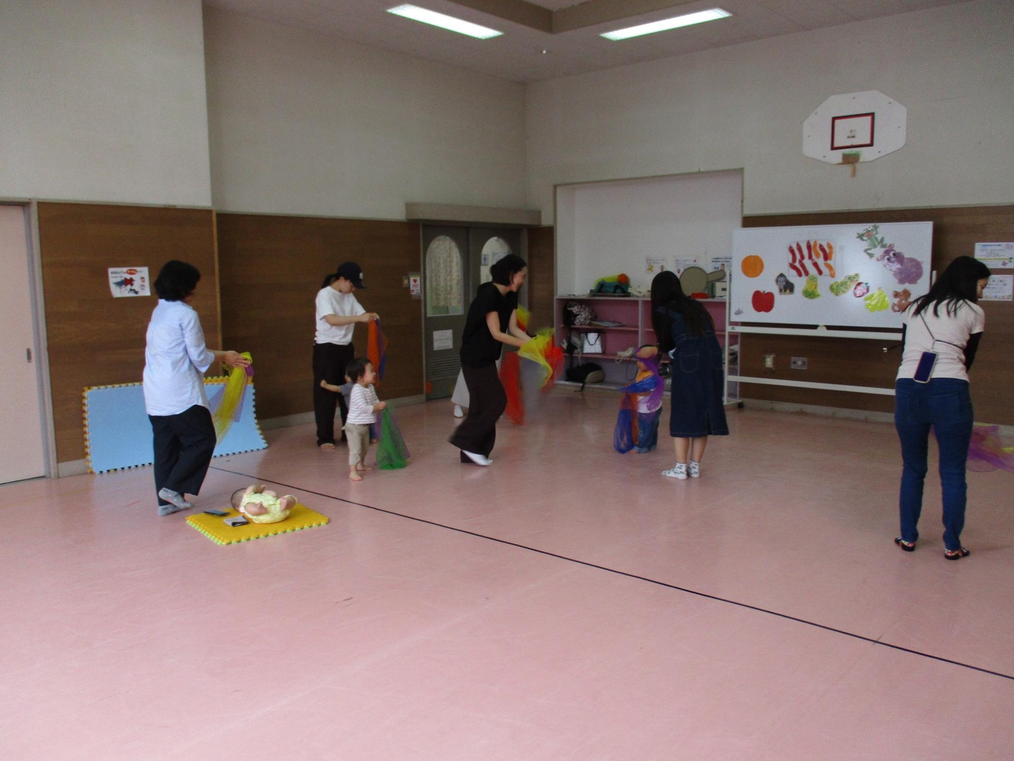 スカーフで遊んでいる様子