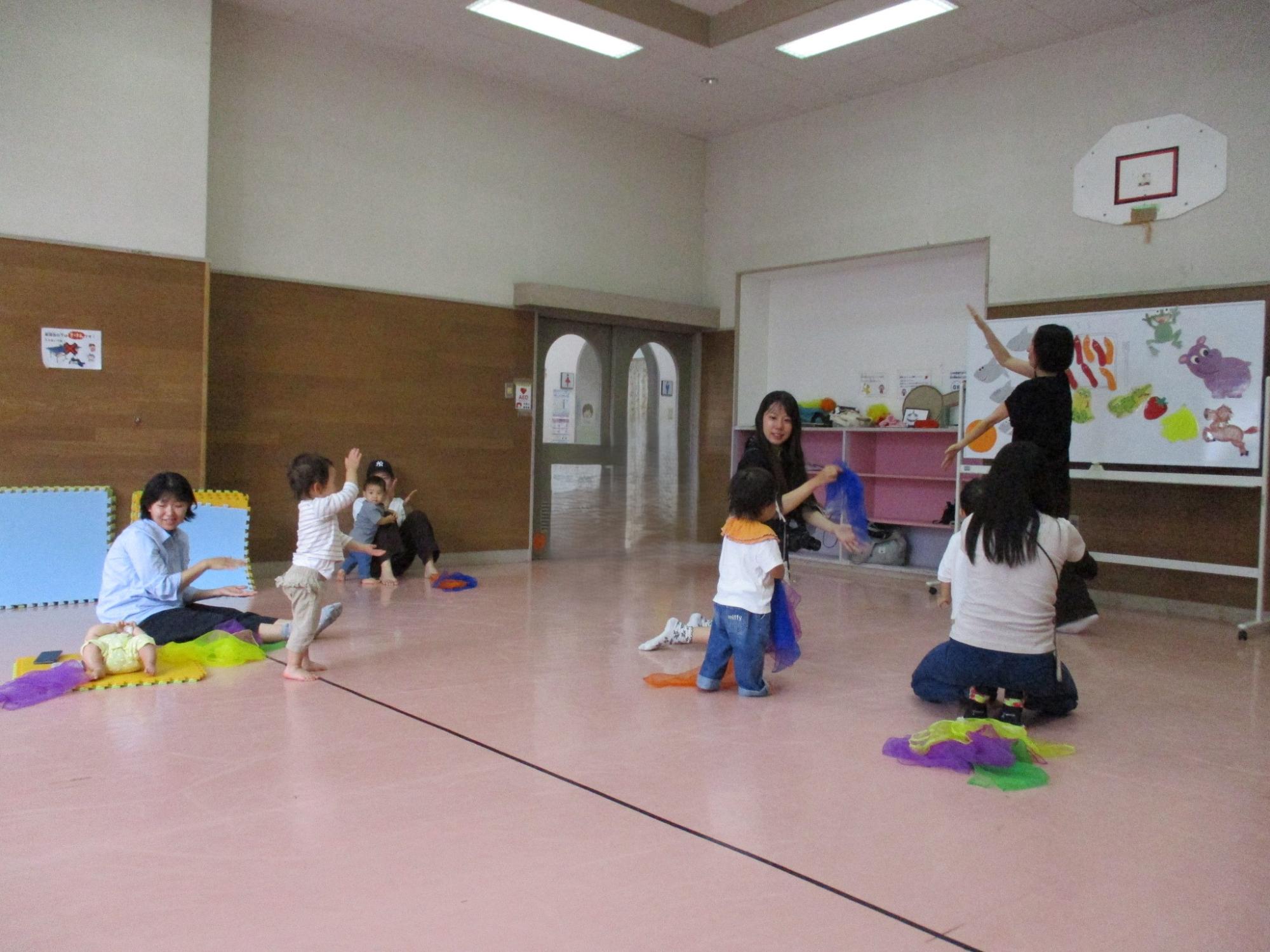 ベイビーシャークを踊っている様子