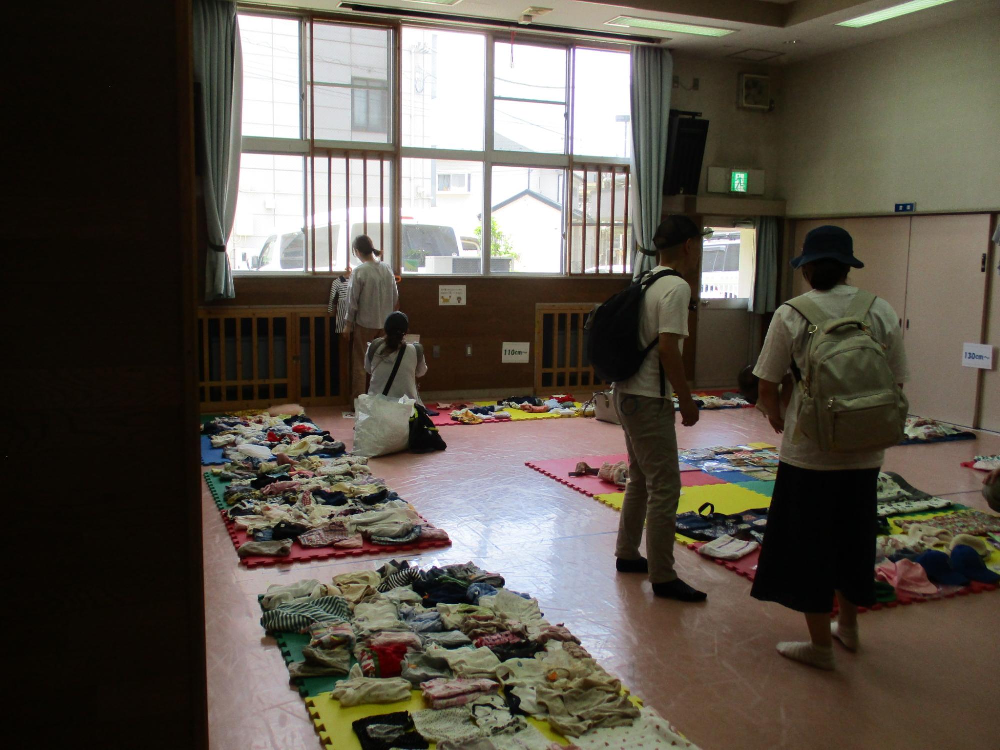 洋服を選んでいる様子