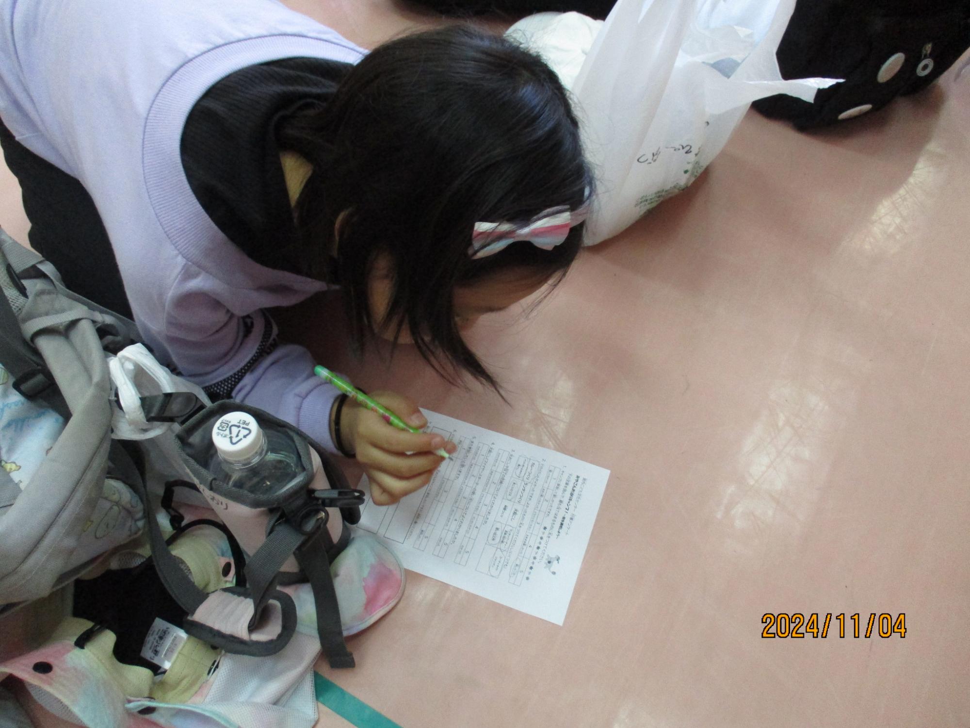 キャンプの感想を書いている写真2