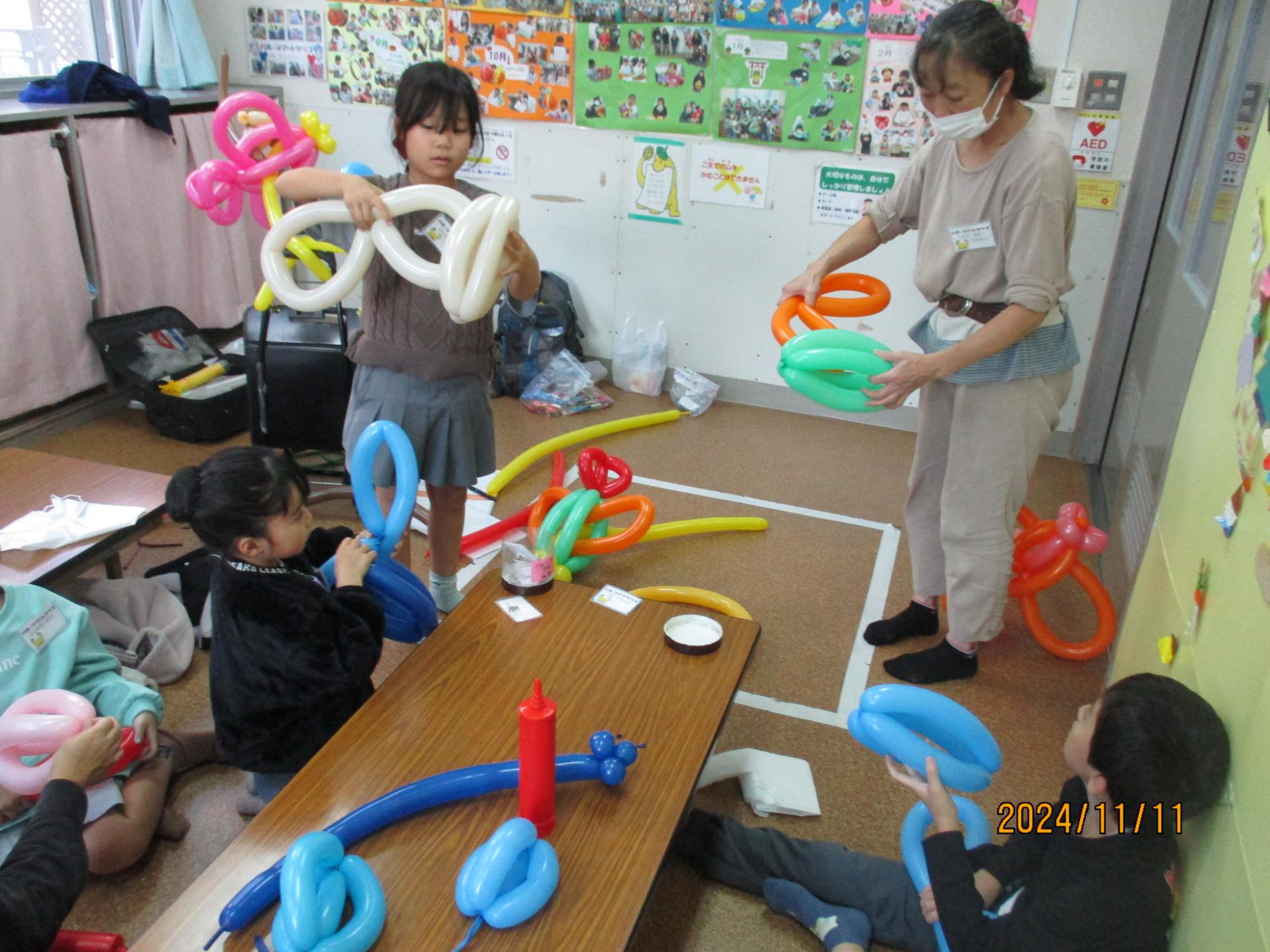 飛行機の作り方を教えてもらっている写真