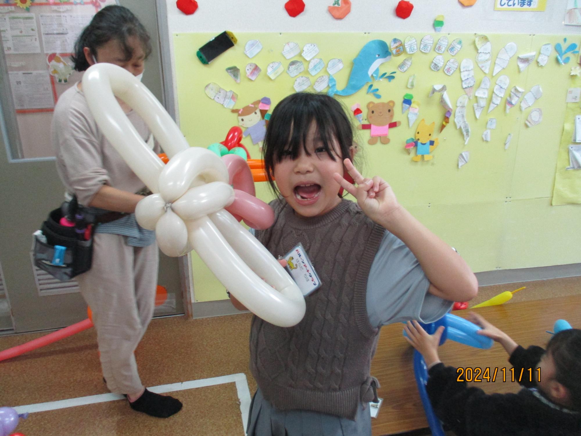 完成した作品を持ってピースしている写真