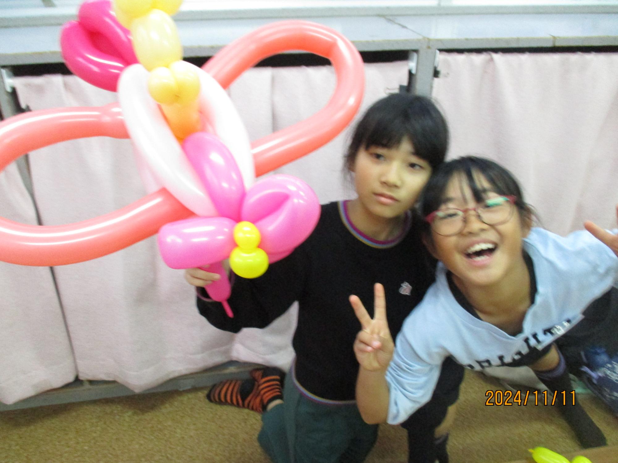 完成した作品を持ってピースしている写真2