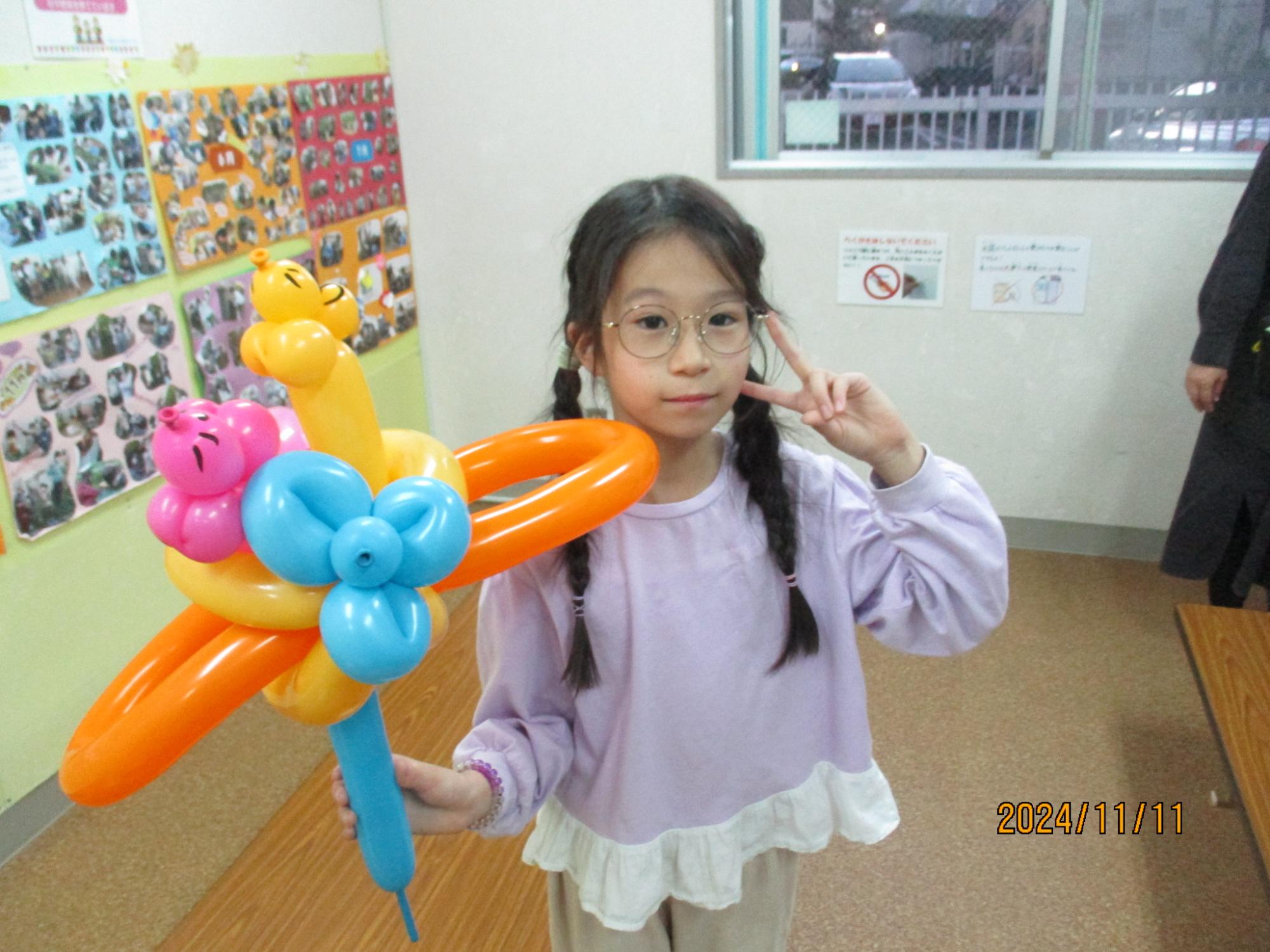 完成した作品を見せている写真2