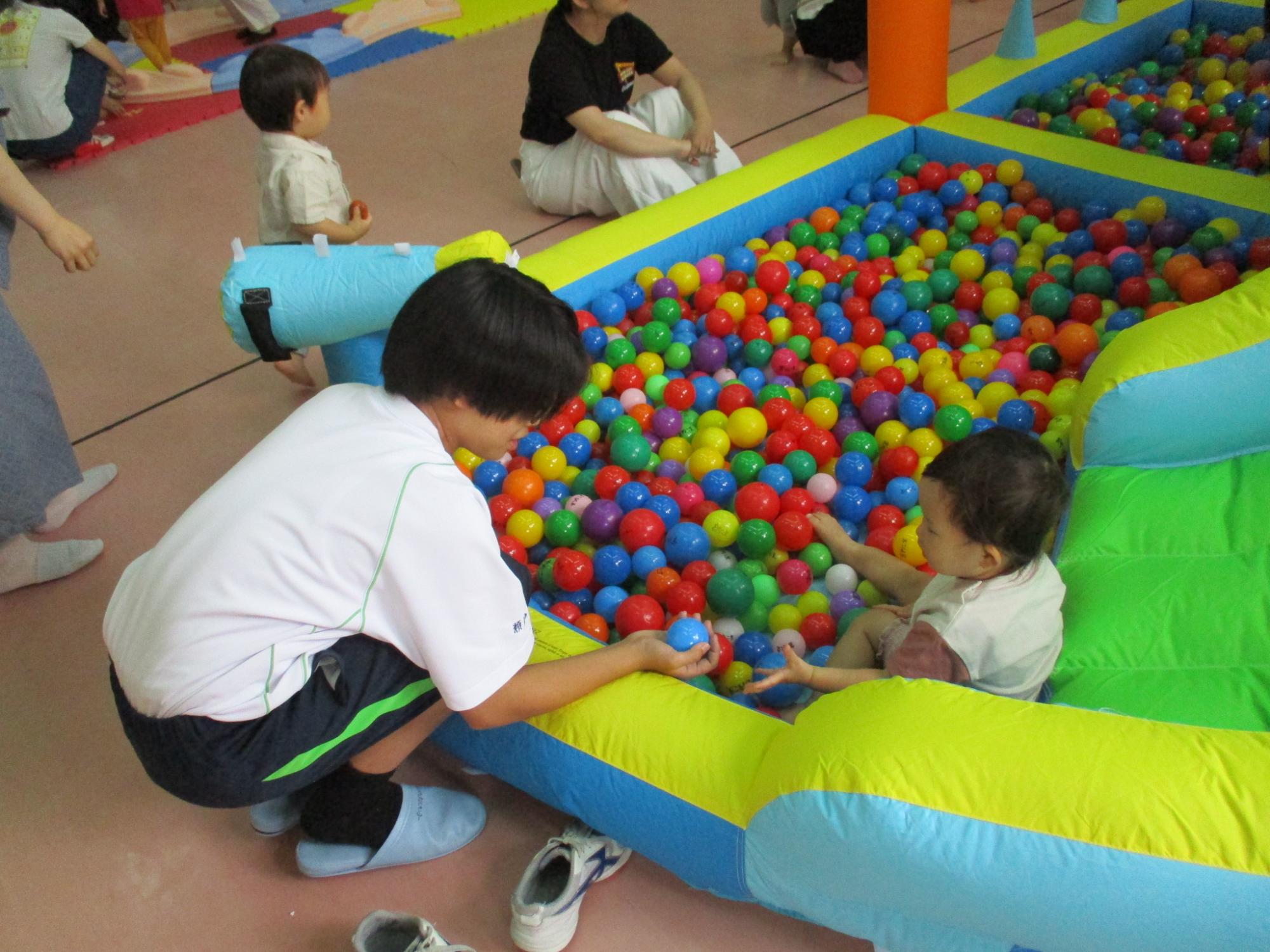大型遊具で遊んでいる様子