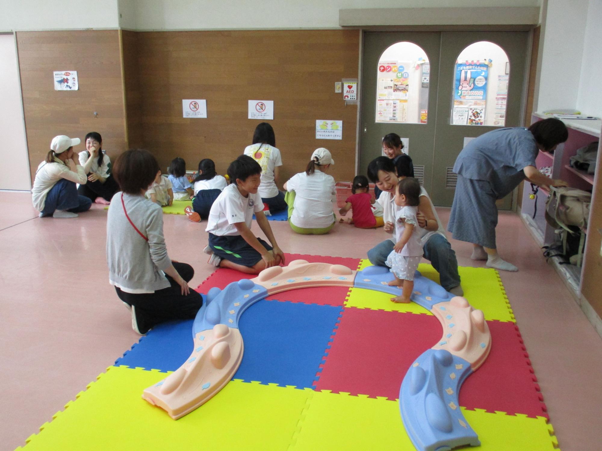 中学生と幼児さんがお話ししている様子