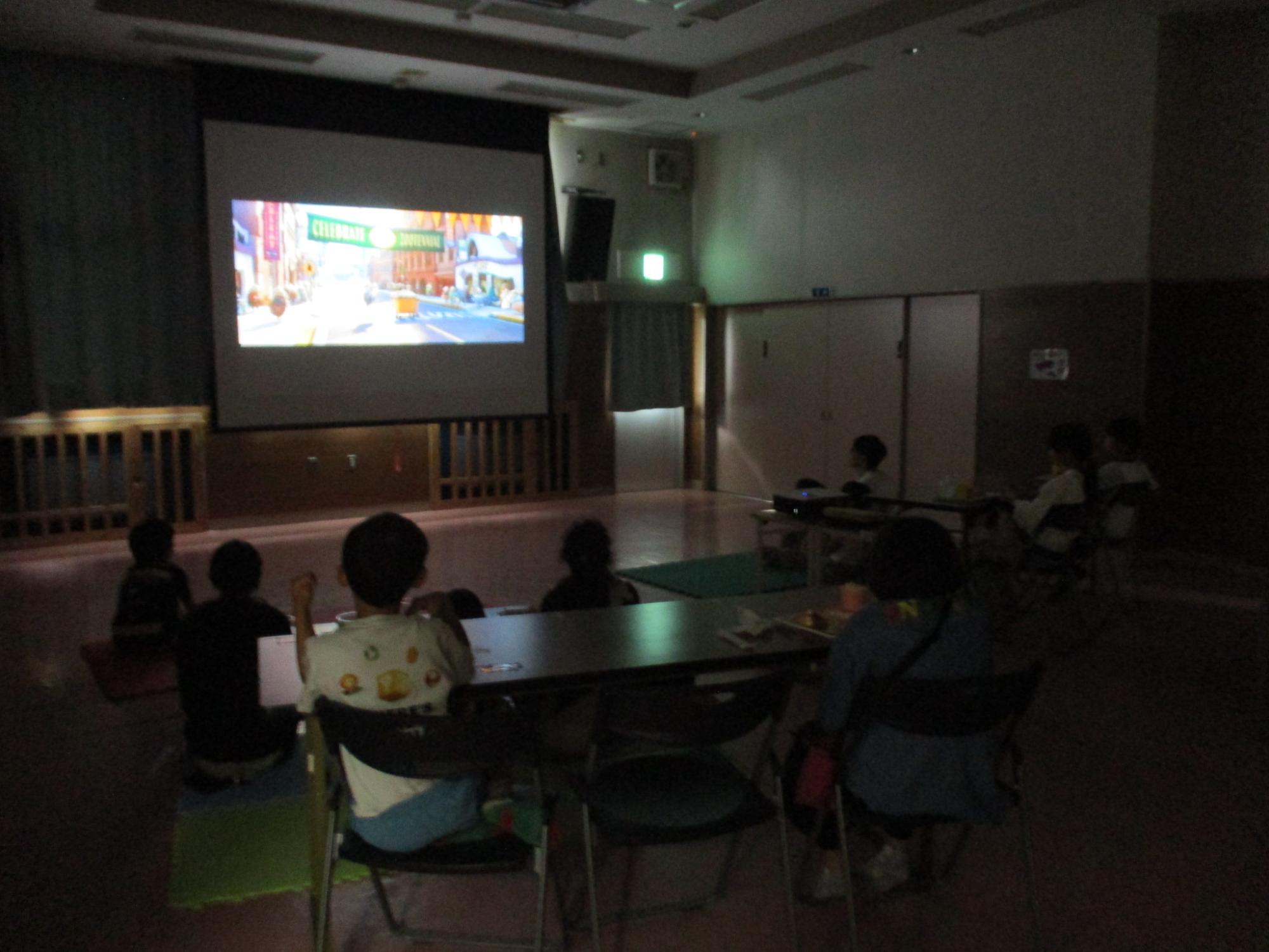 映画を観ている様子
