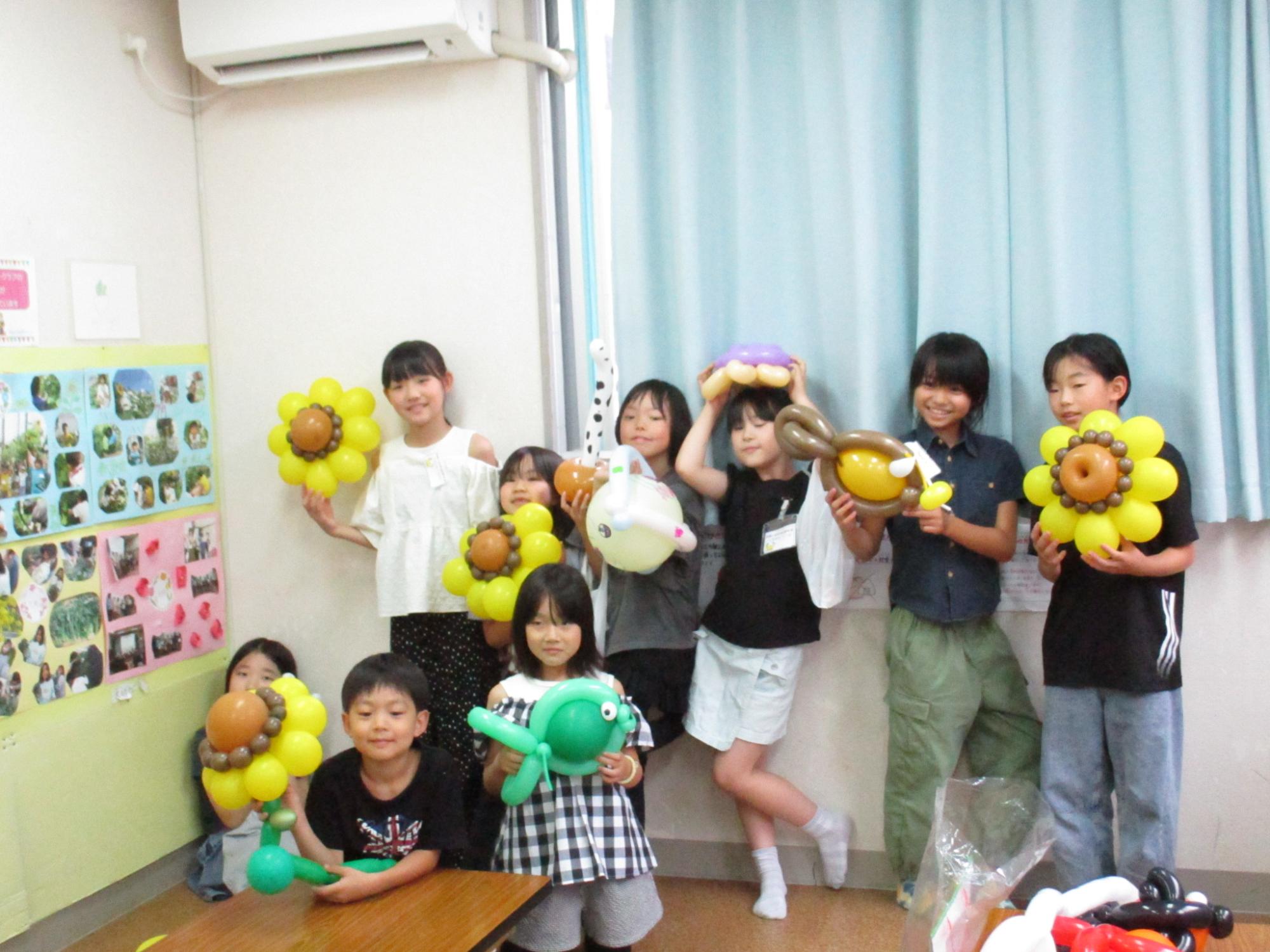 ひまわりを完成させて集合写真を撮っている様子