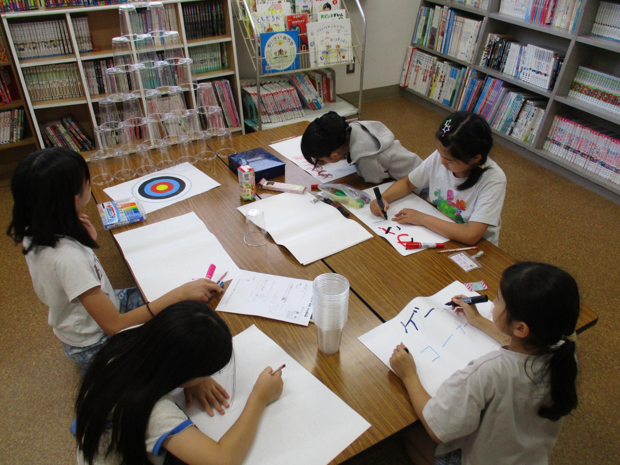 おまつりのポスター作りを頑張っている様子