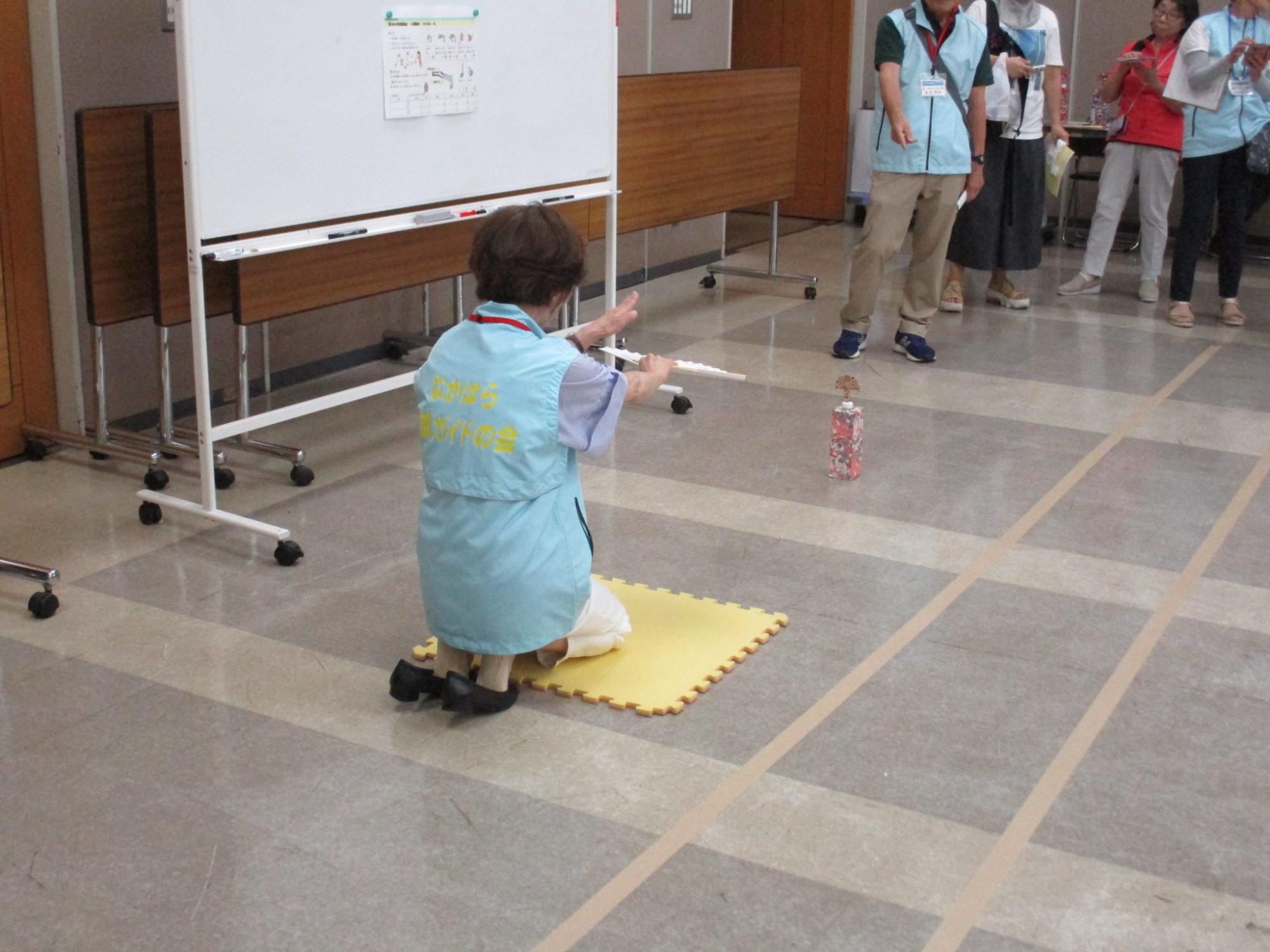 投扇興を教えてもらっている様子