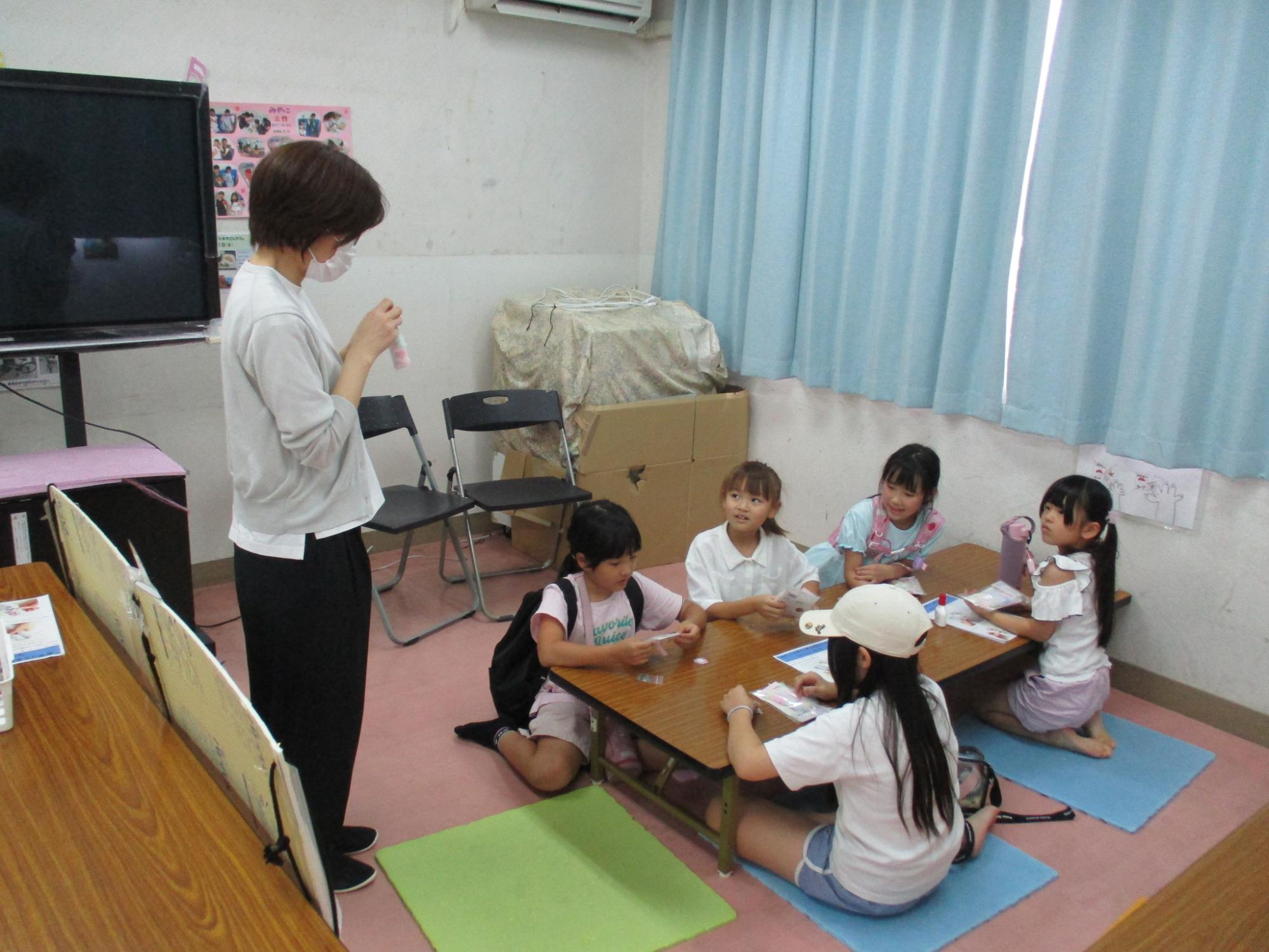 説明を聞いている様子