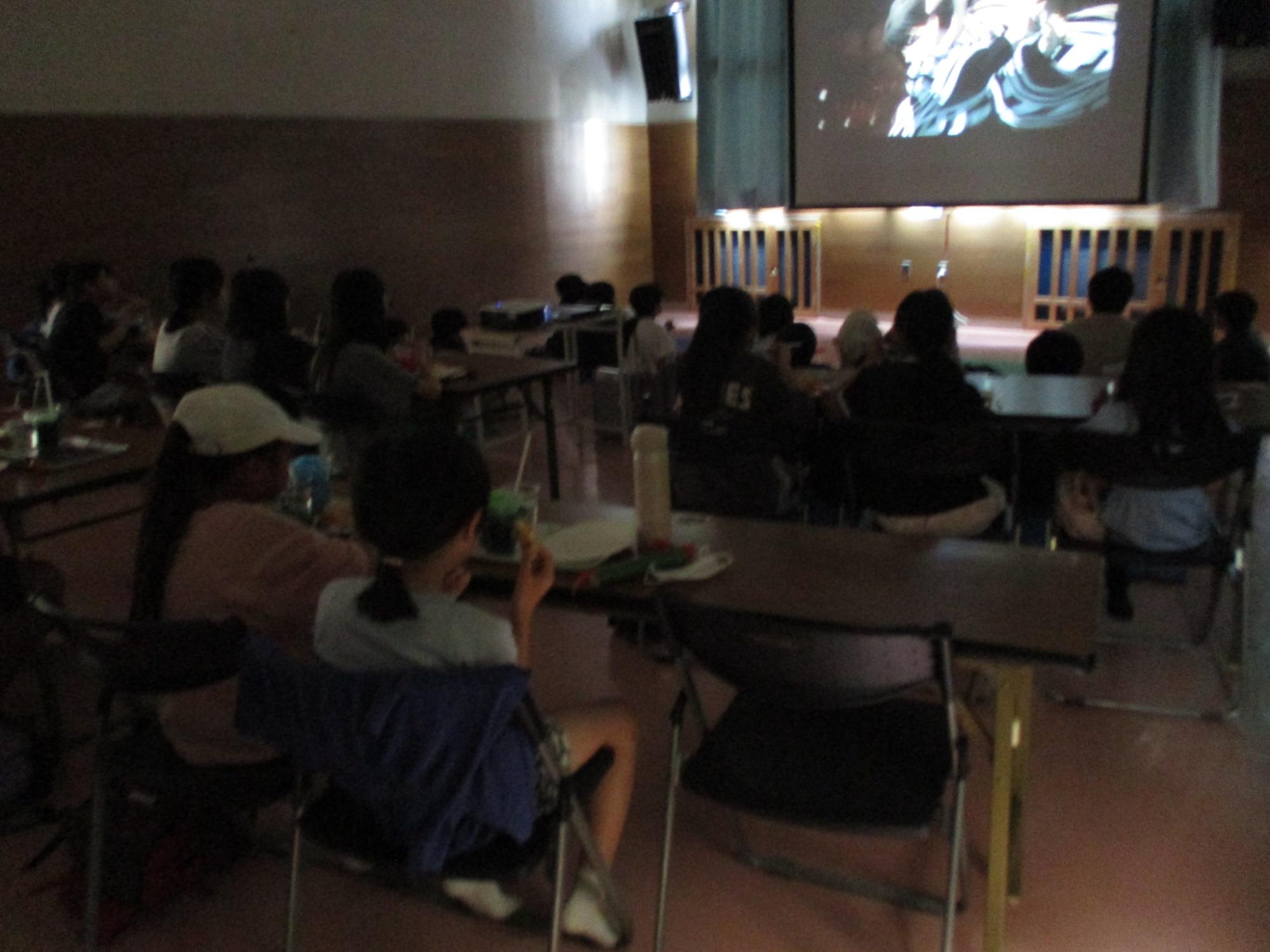 映画を観ている様子