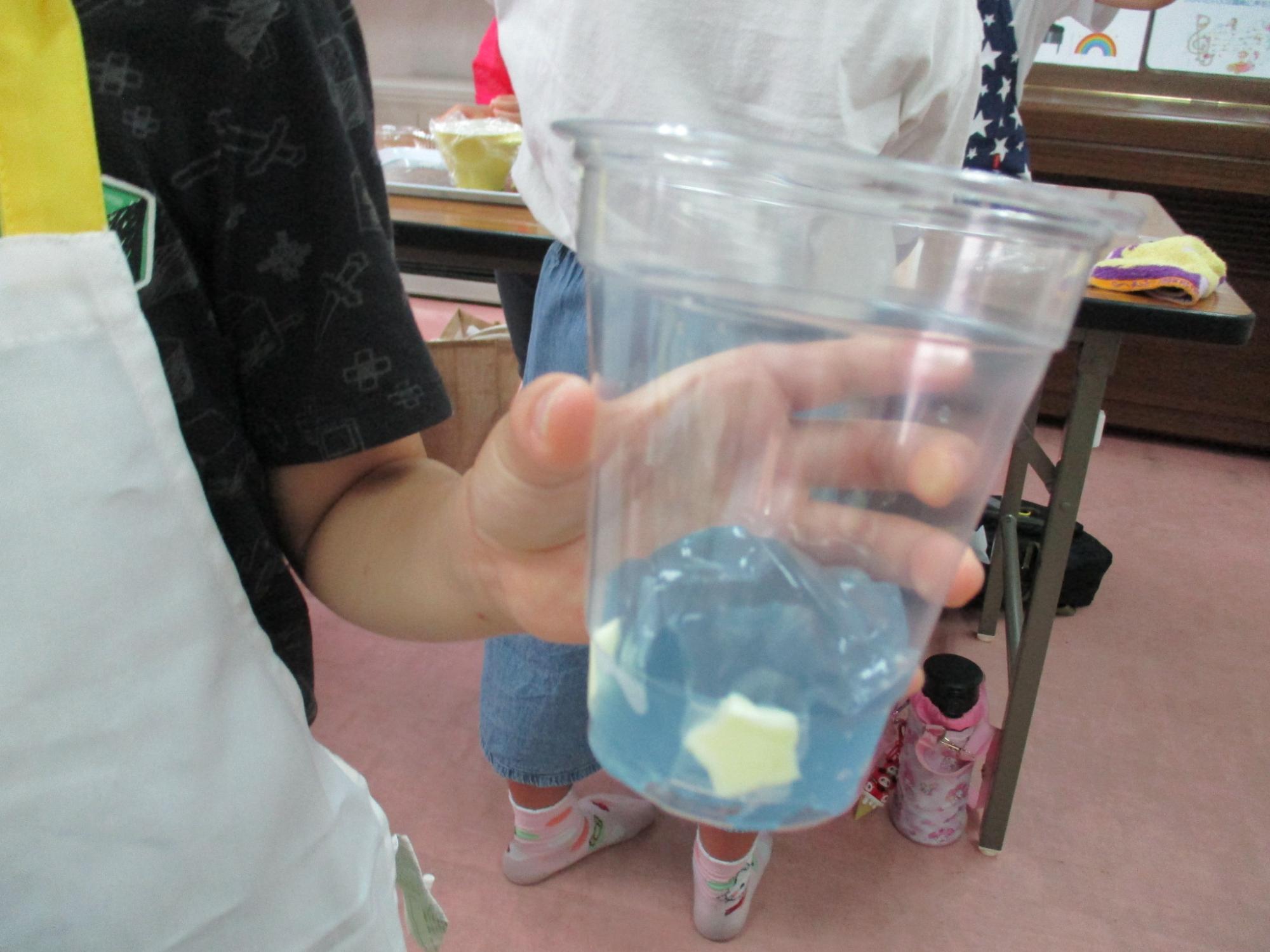 ゼリージュースを作っている様子