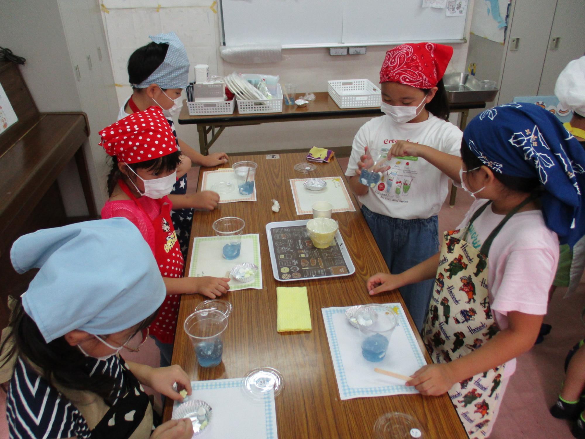 ゼリージュースを作っている様子