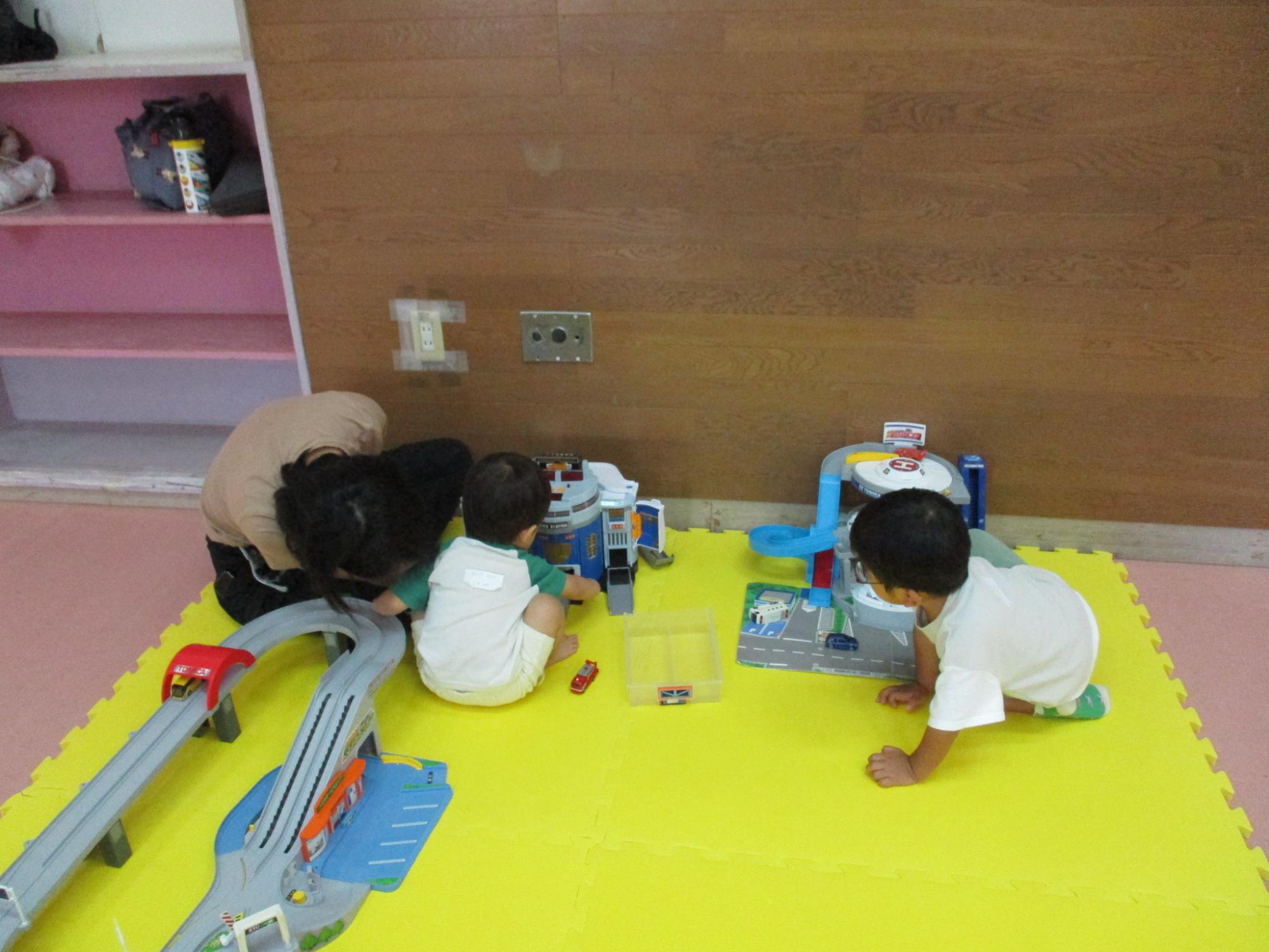 遊具で遊んでいる様子