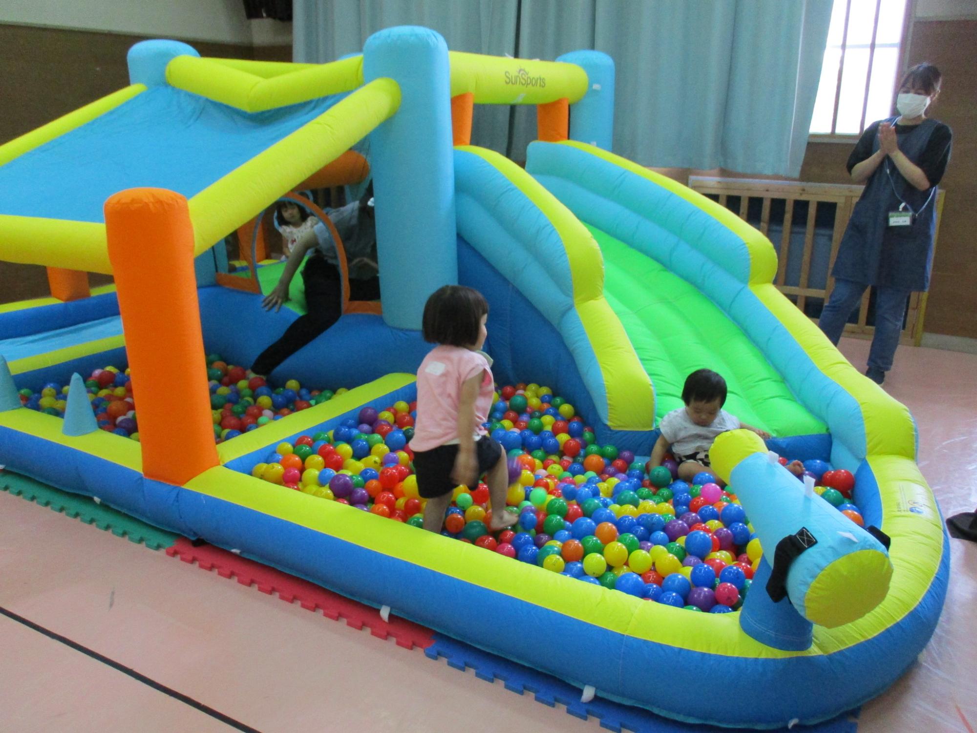 大型遊具で遊んでいる様子