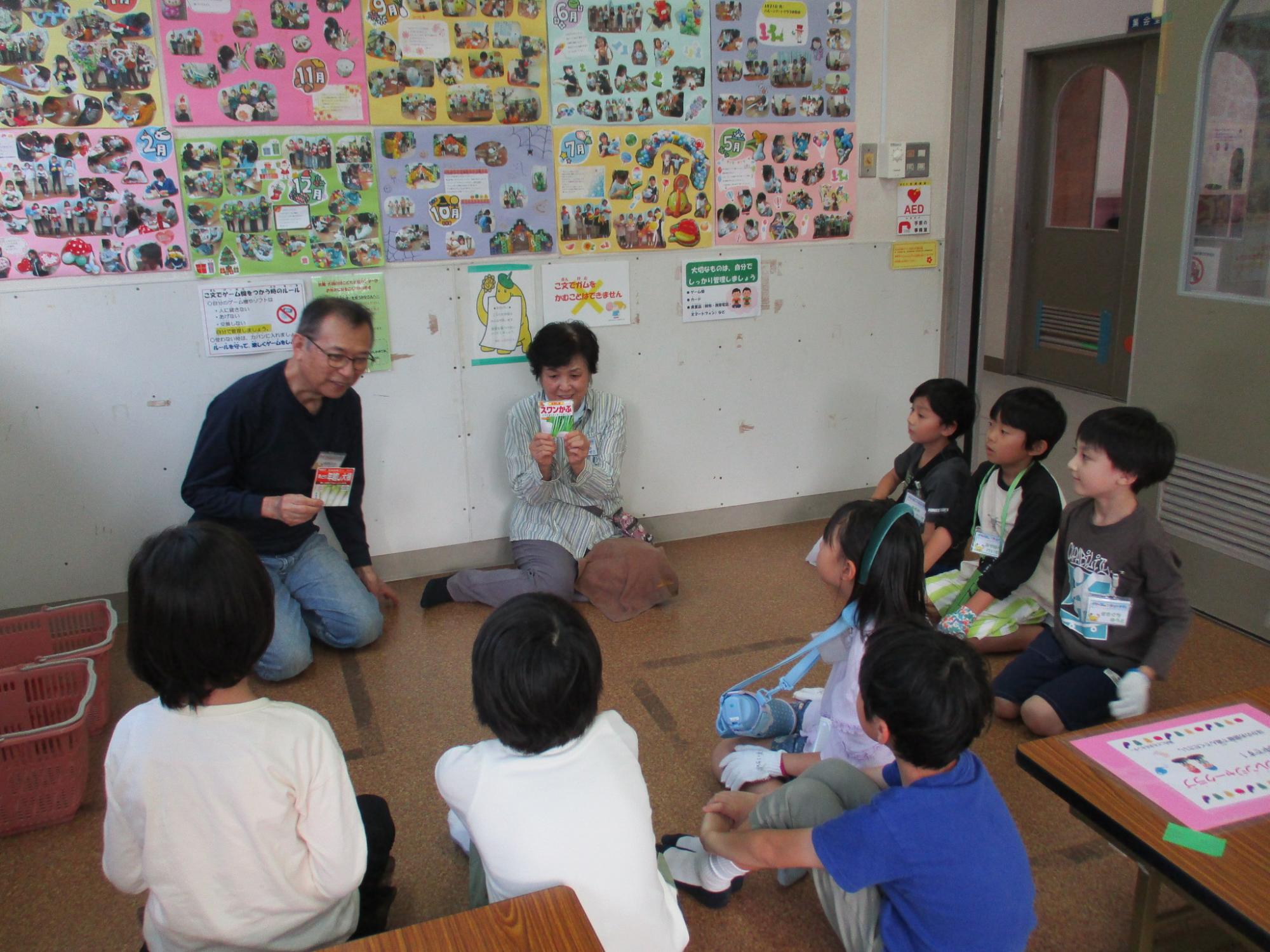 本日の活動内容の説明を聞いている様子