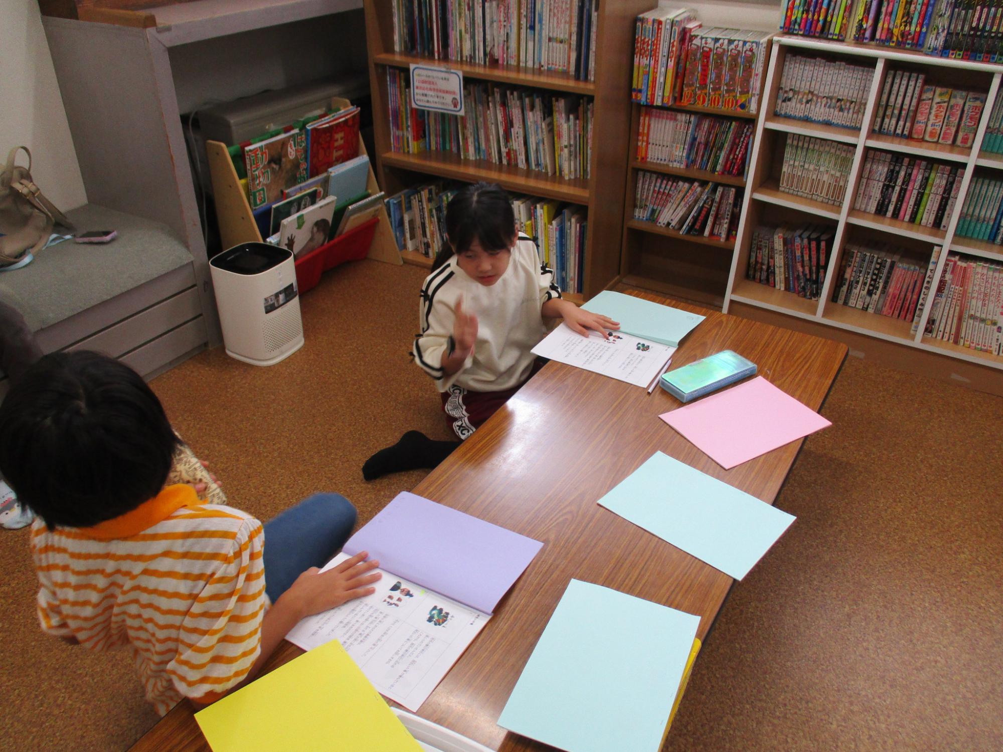 紙芝居の台本を装飾している様子