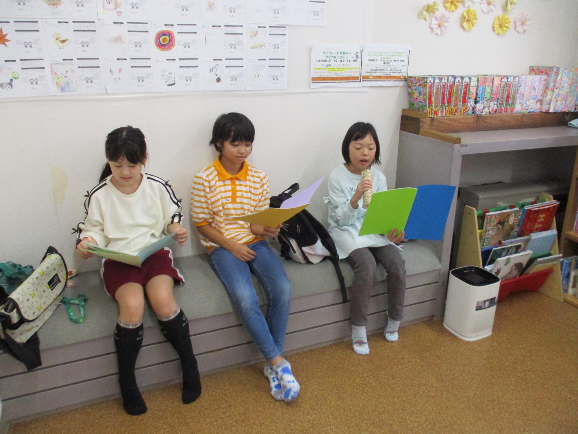 紙芝居のよみあわせをしている様子