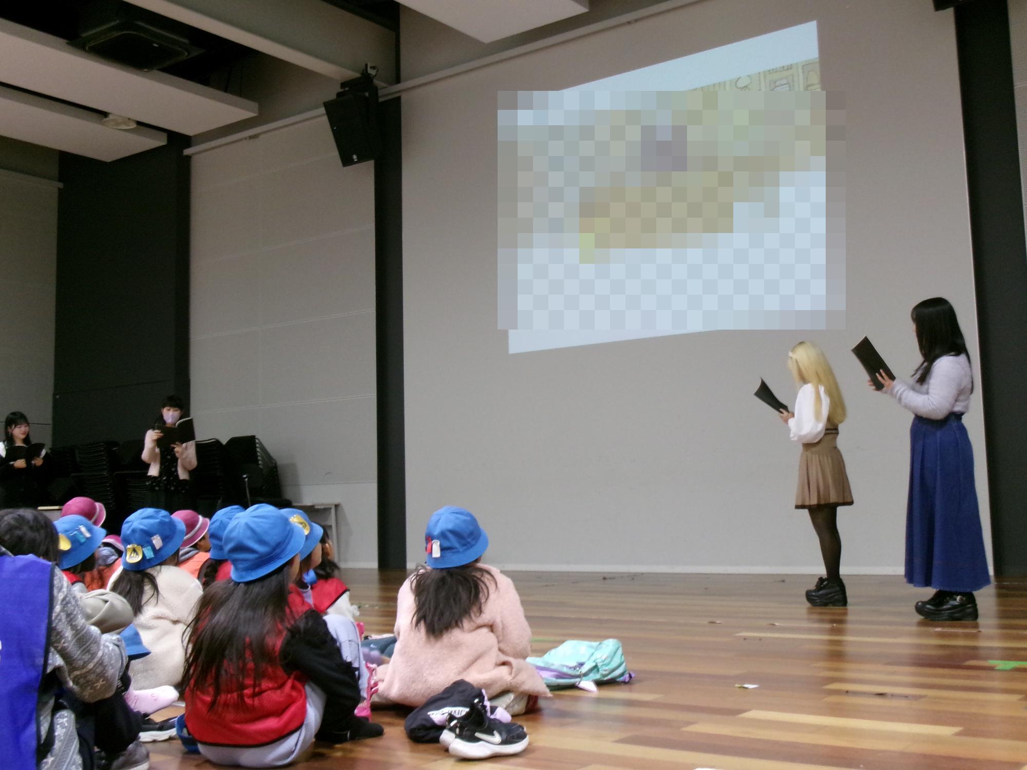 学生が読み聞かせをしている写真