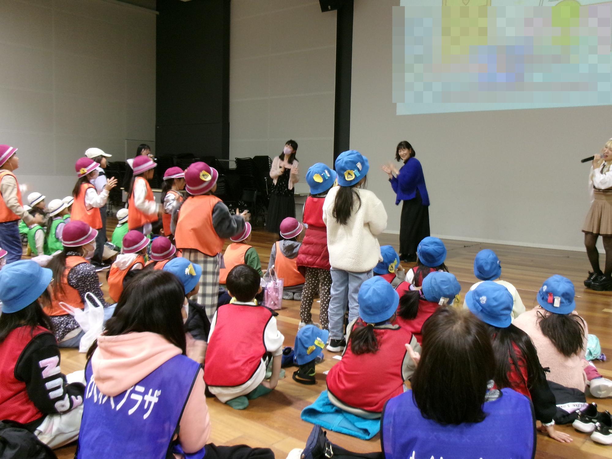 二曲目もノリノリで踊っている子どもたちの写真