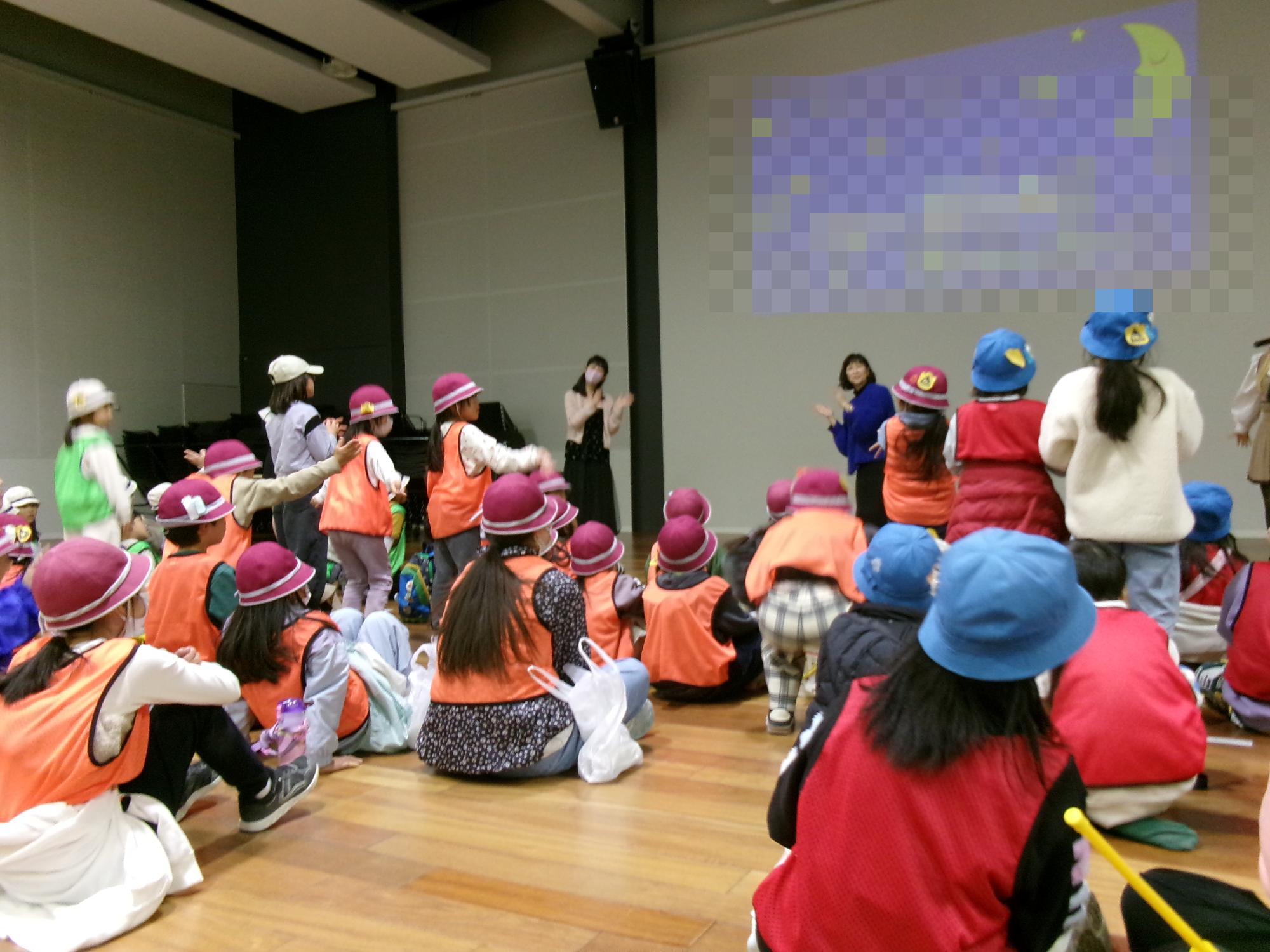 アニソンライブあわせて踊っている子どもたちの様子の写真