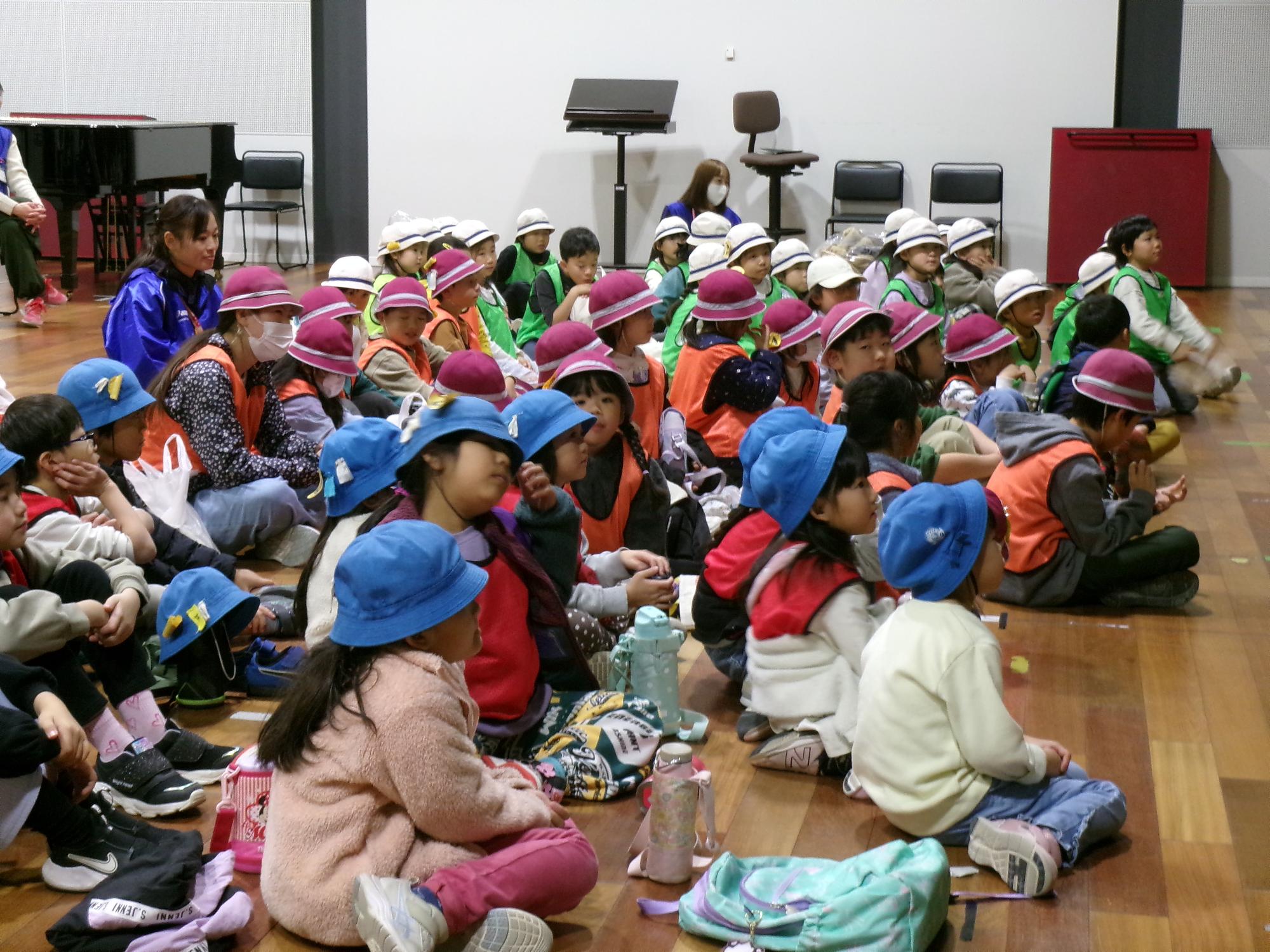 子どもたちが真剣に読み聞かせを聞いている写真