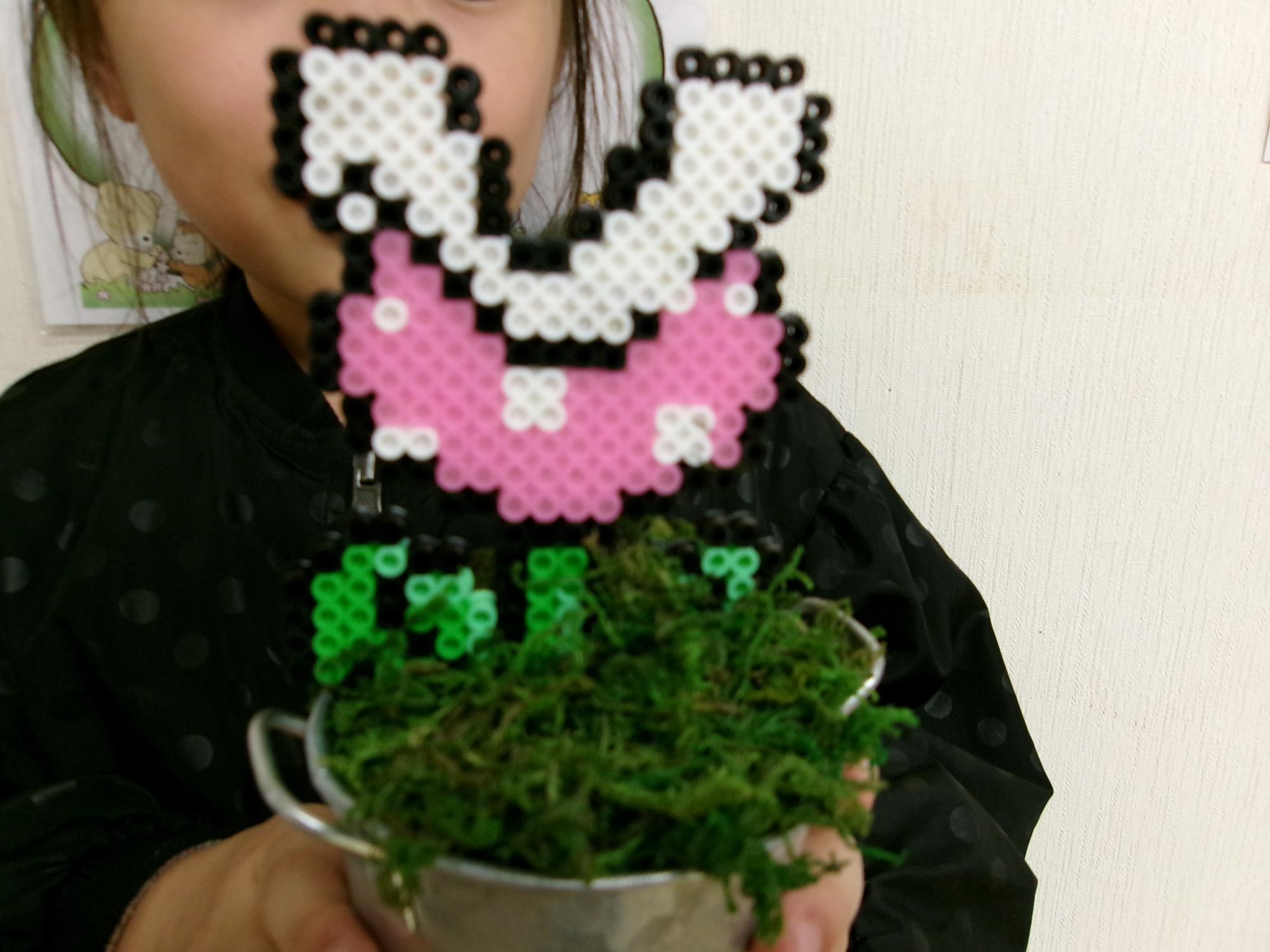 ピンクの可愛いパックンフラワーを作った子どもの写真
