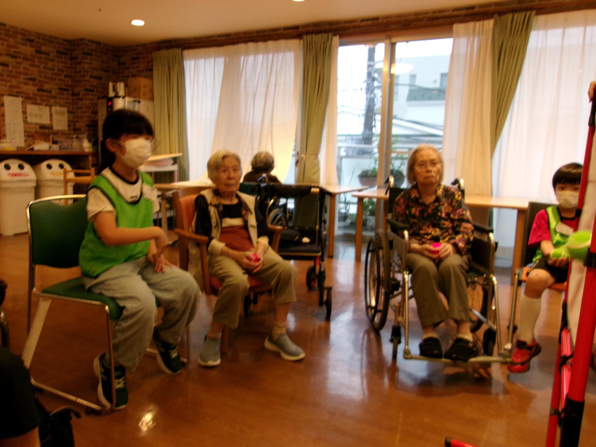 そんぽの家で利用者さんとレクリエーションのストラックアウトを楽しんでいる写真