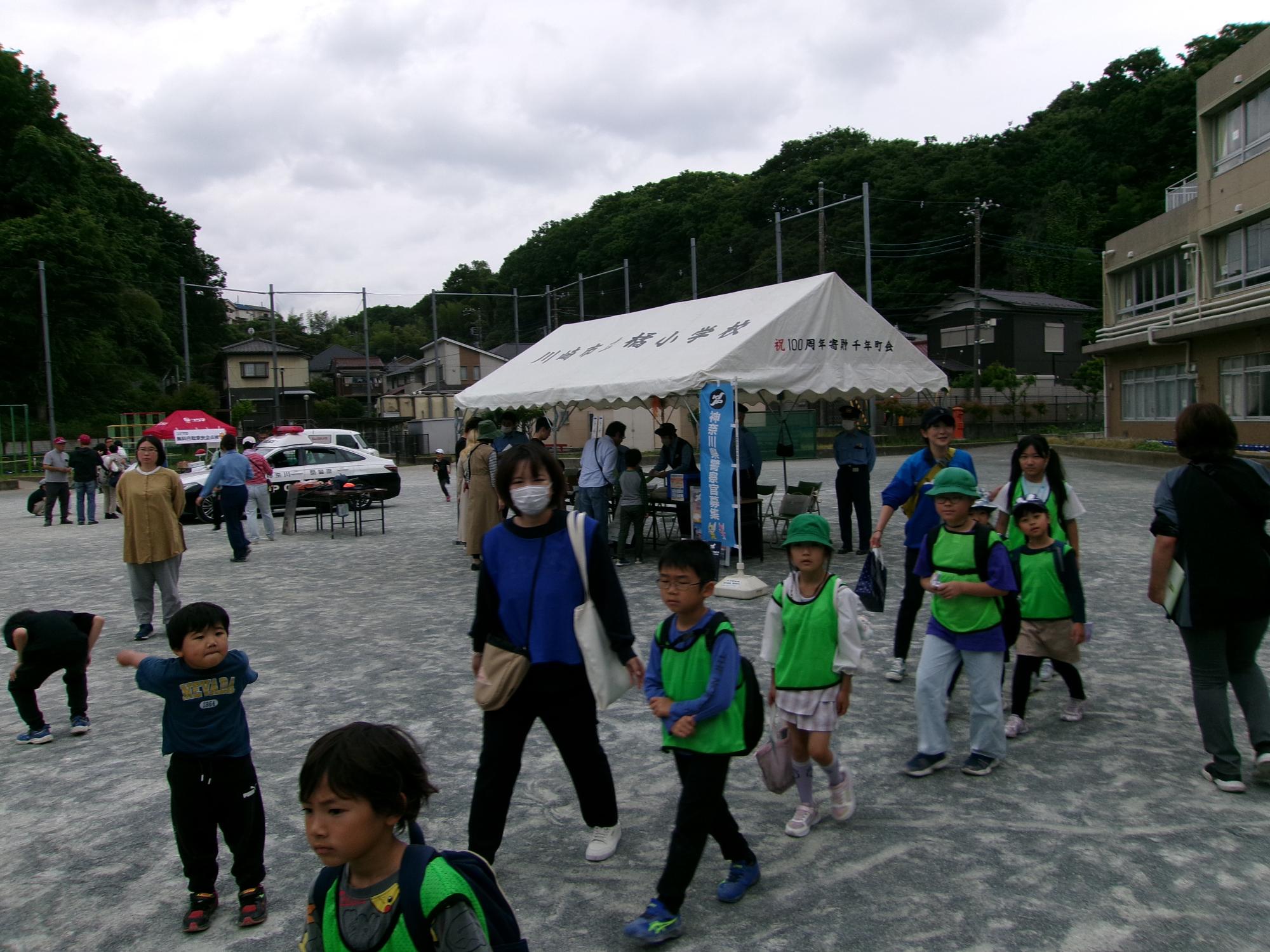 防犯教室でみんなで避難している様子の写真