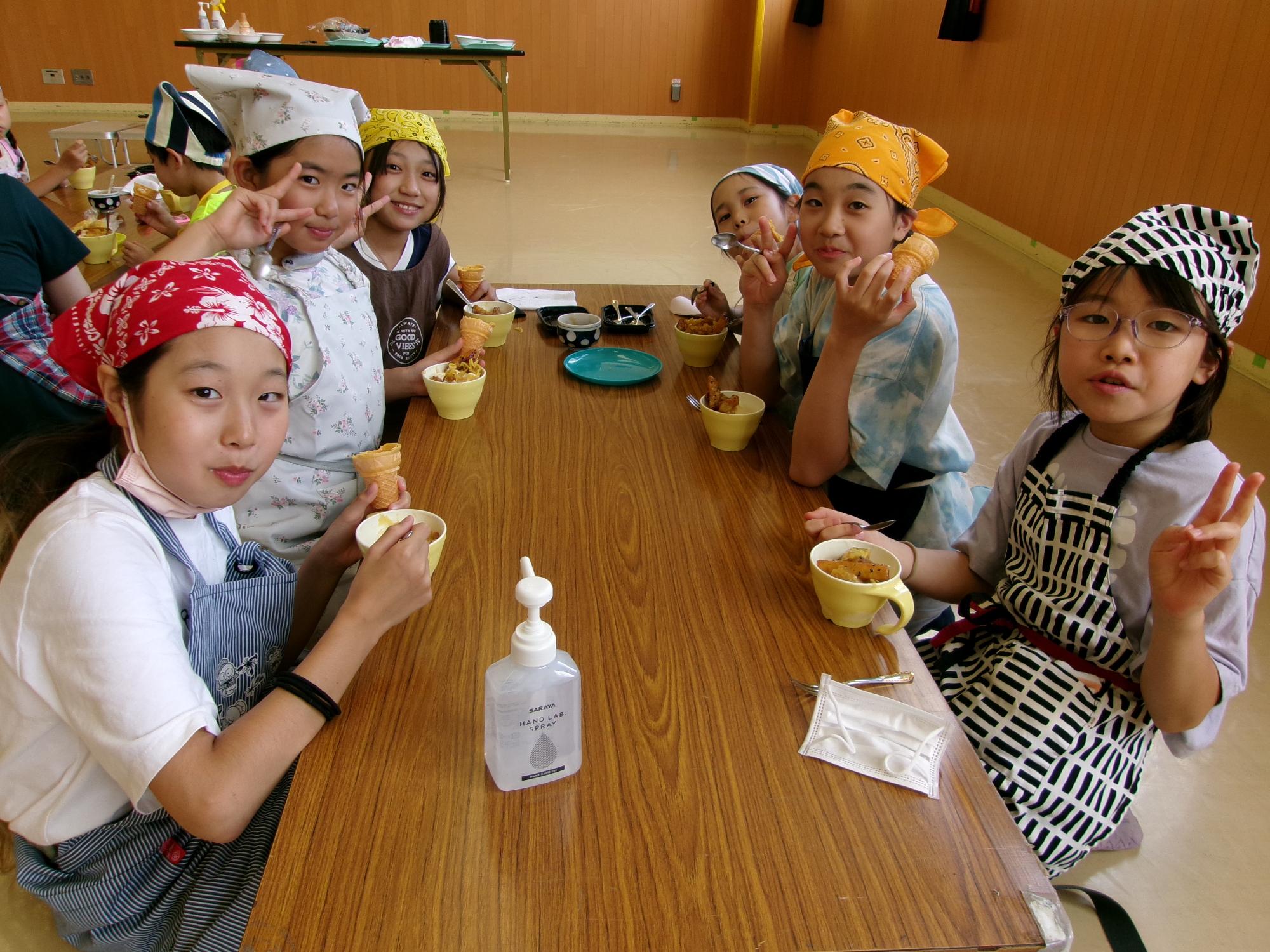 出来たパフェをみんなで美味しく食べている写真