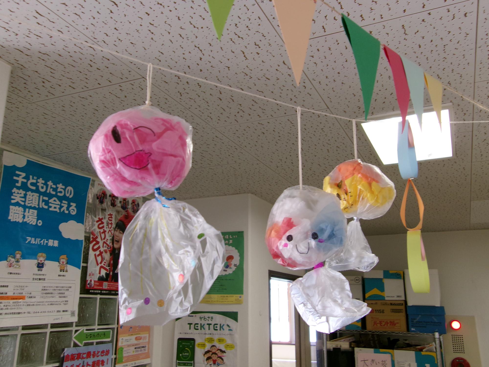 子どもたちが作ったカラフルなてるてる坊主をこぶんの天井につるしている写真
