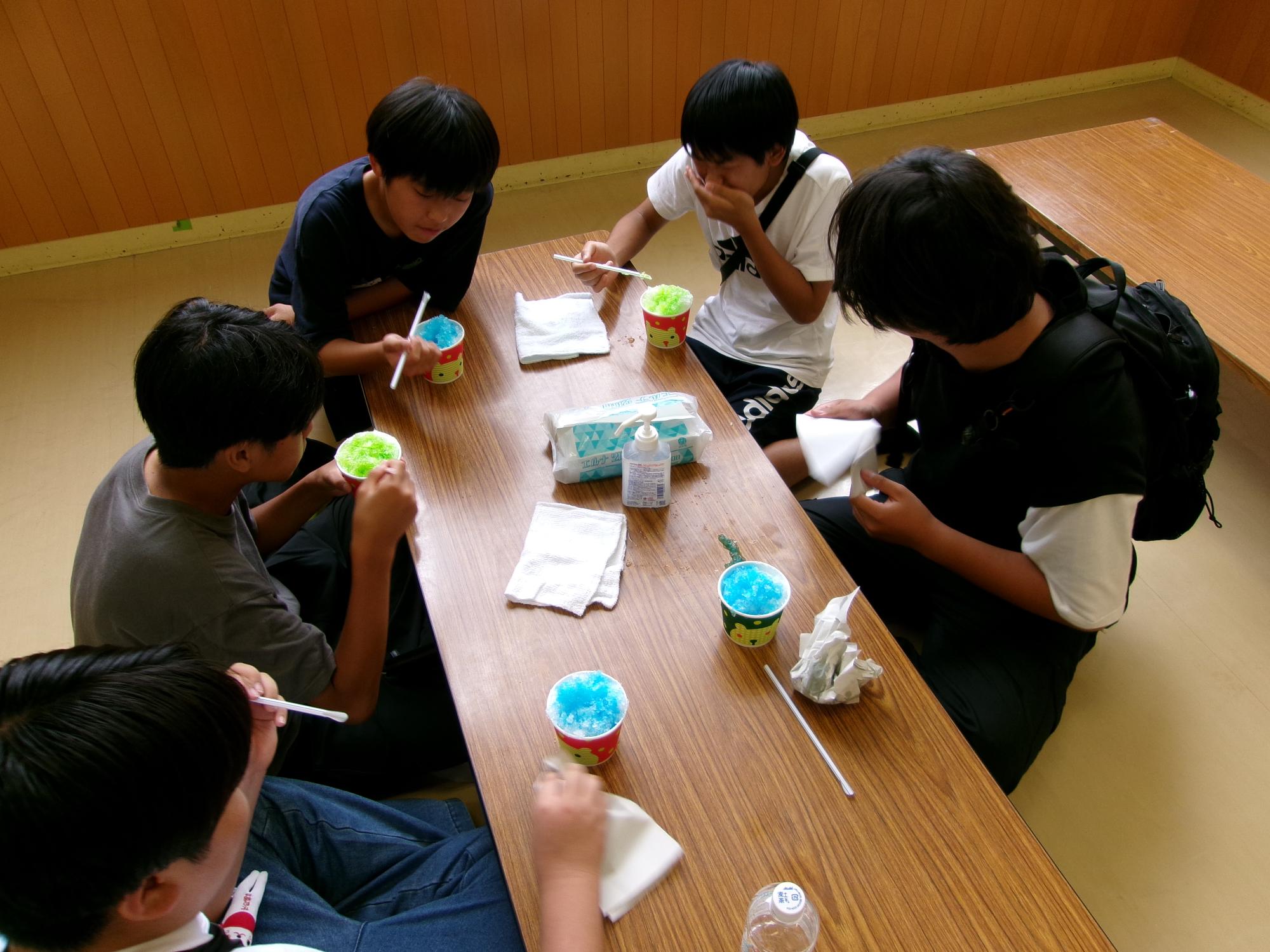 男の子たちがかき氷を食べている写真