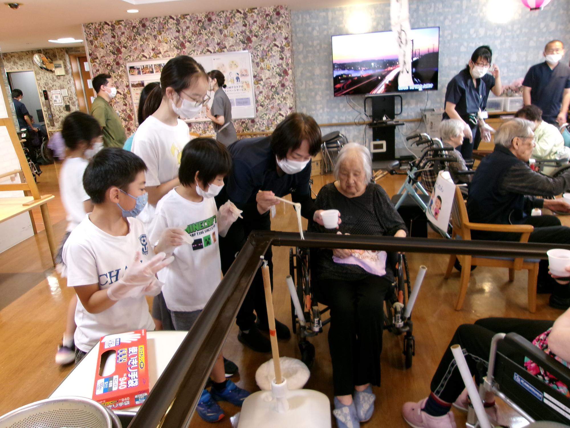 流しそうめんをしている部屋の様子の写真