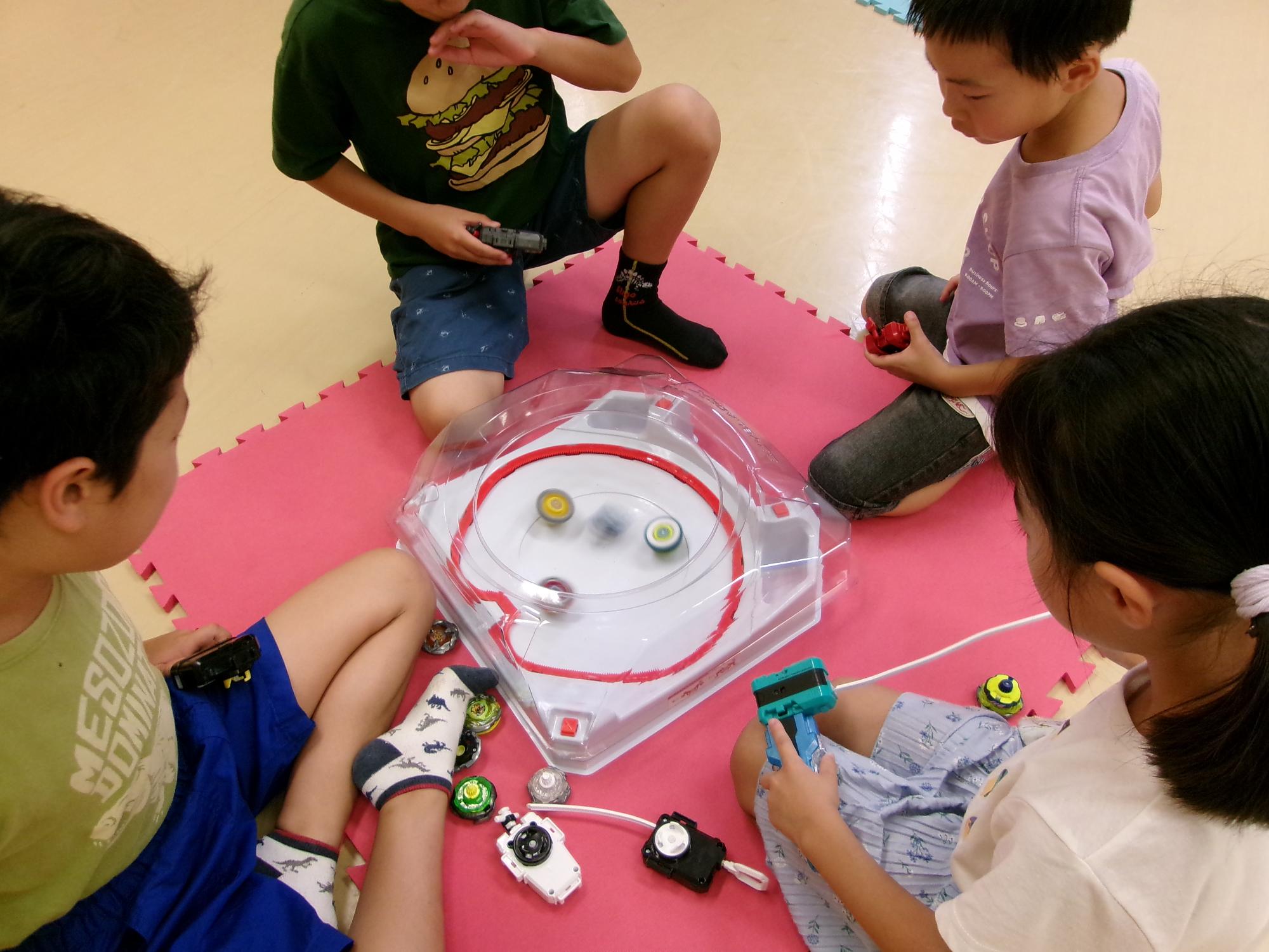 ベイブレードをやっている子どもたちの様子の写真