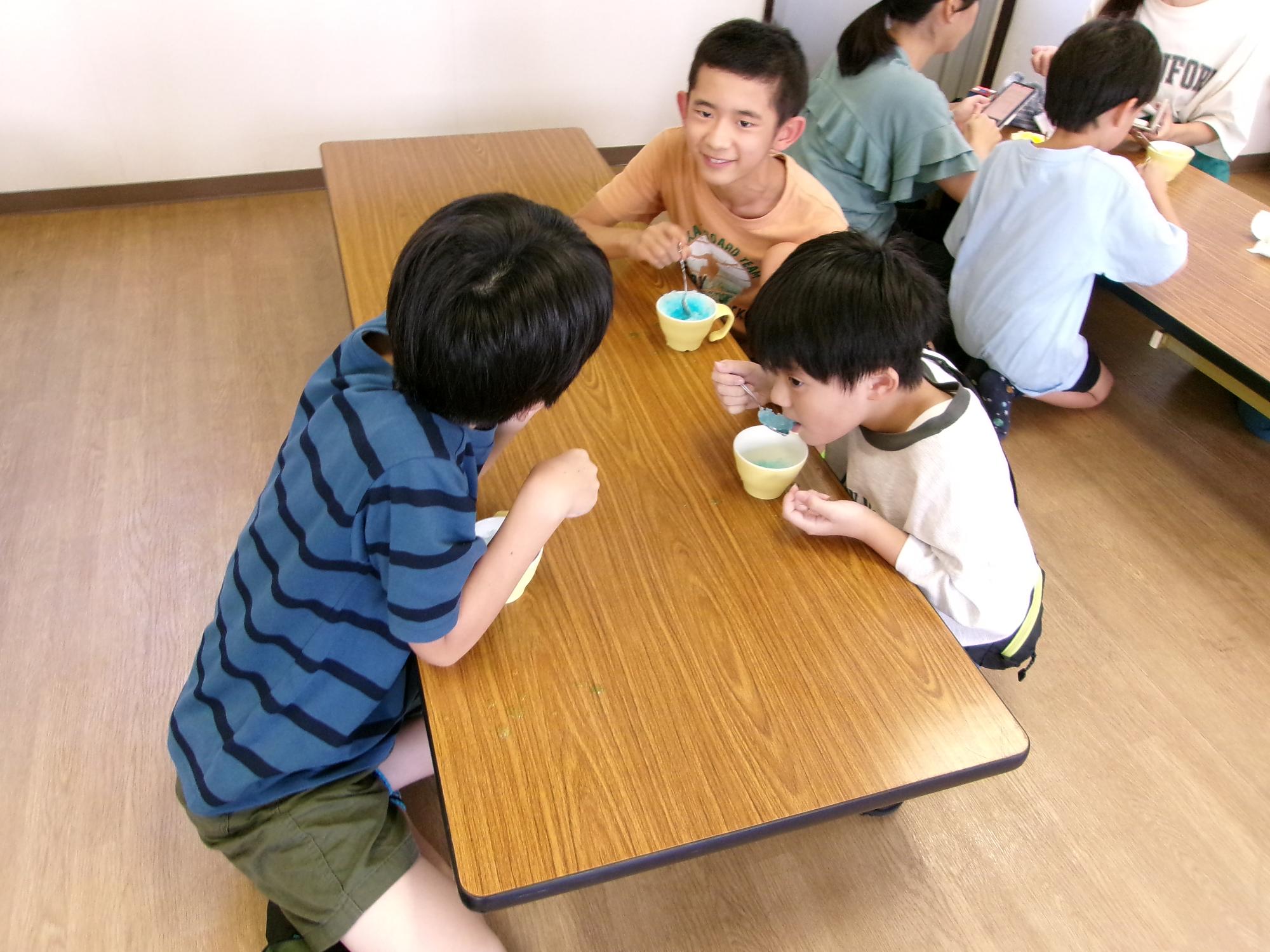 子どもたちがかき氷を食べている写真
