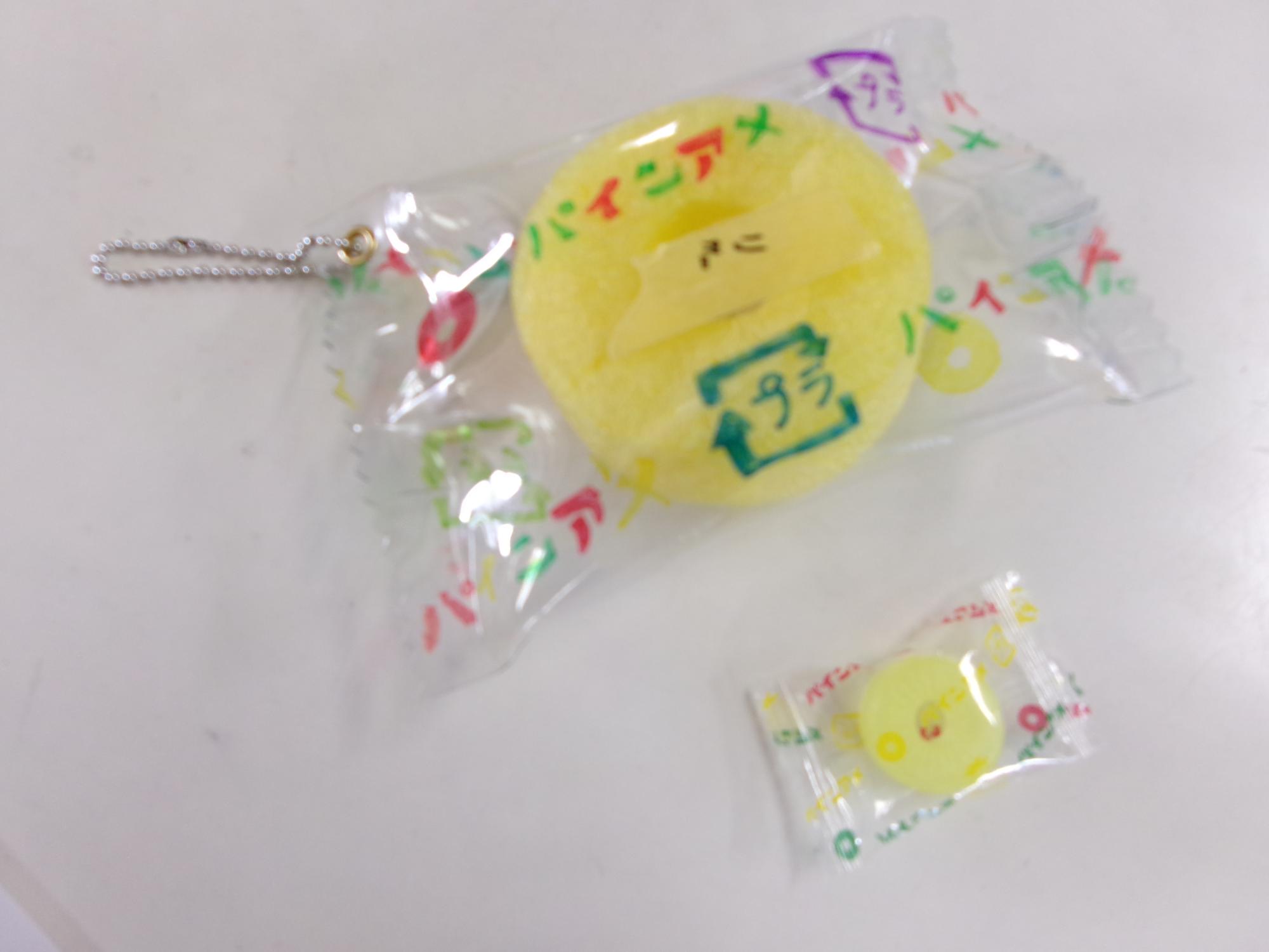 本物の飴と作品の大きさを比較した写真