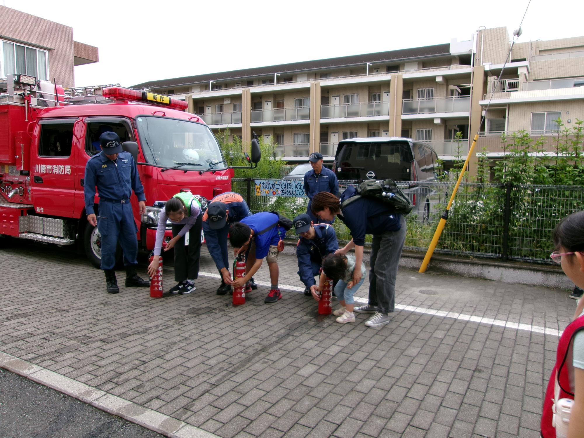 水消火器の体験をしている写真