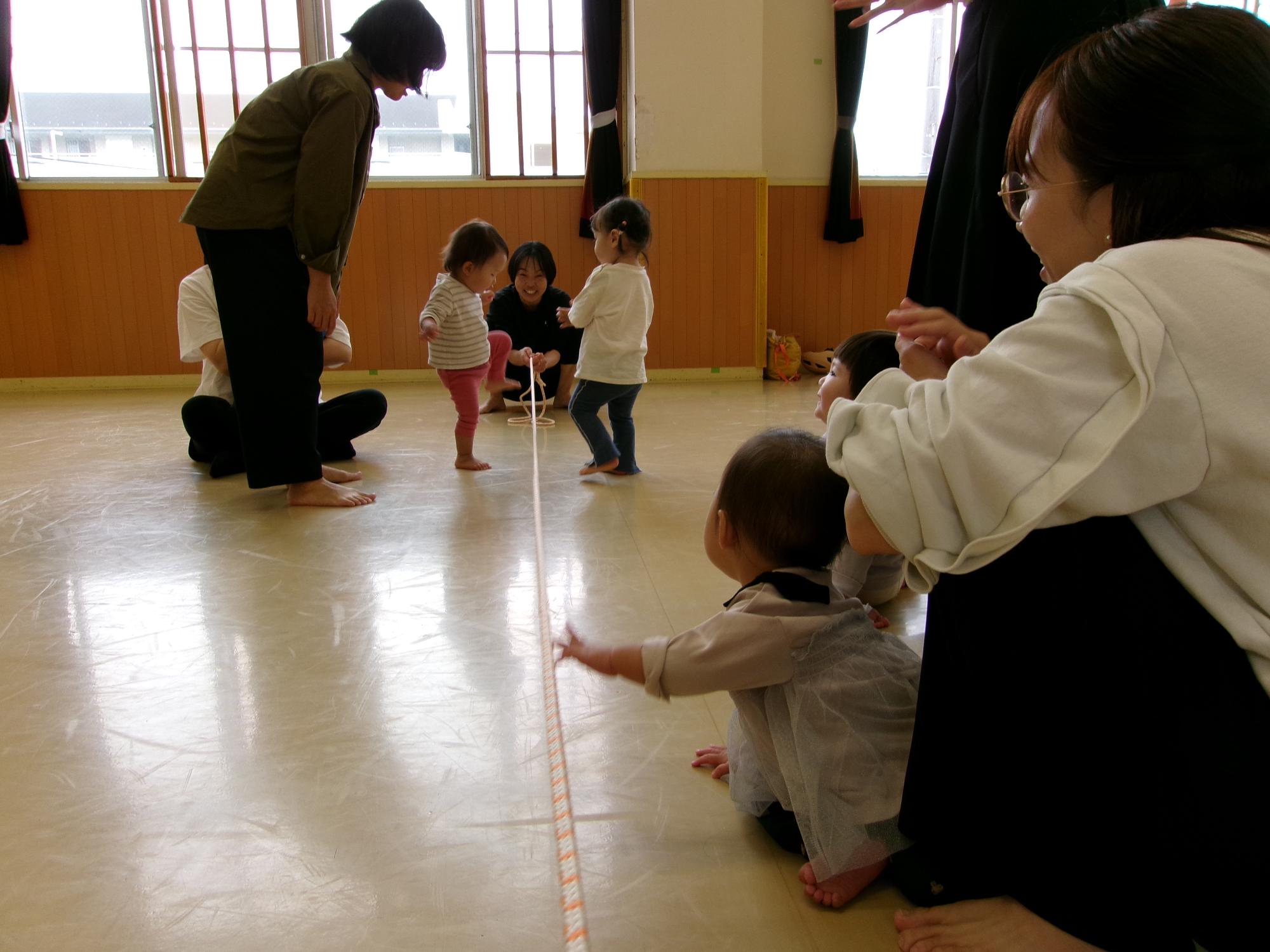 紐を使った運動をしている写真