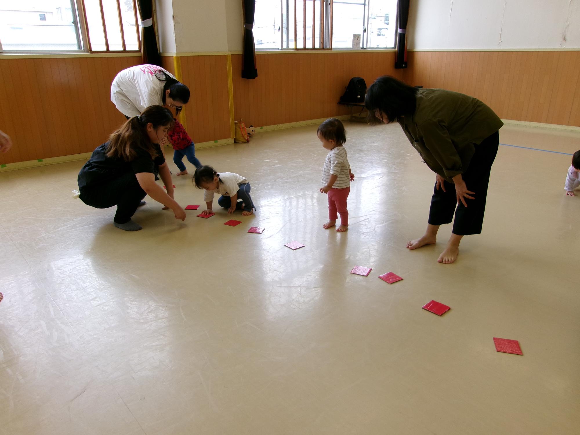 絵合わせゲームをしている写真