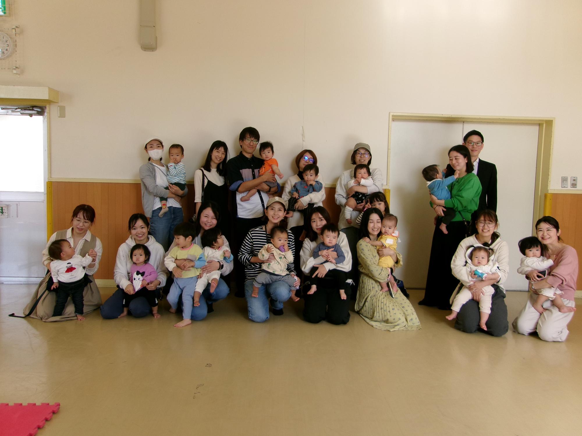 赤ちゃんのハイハイ競争に参加された方の集合写真